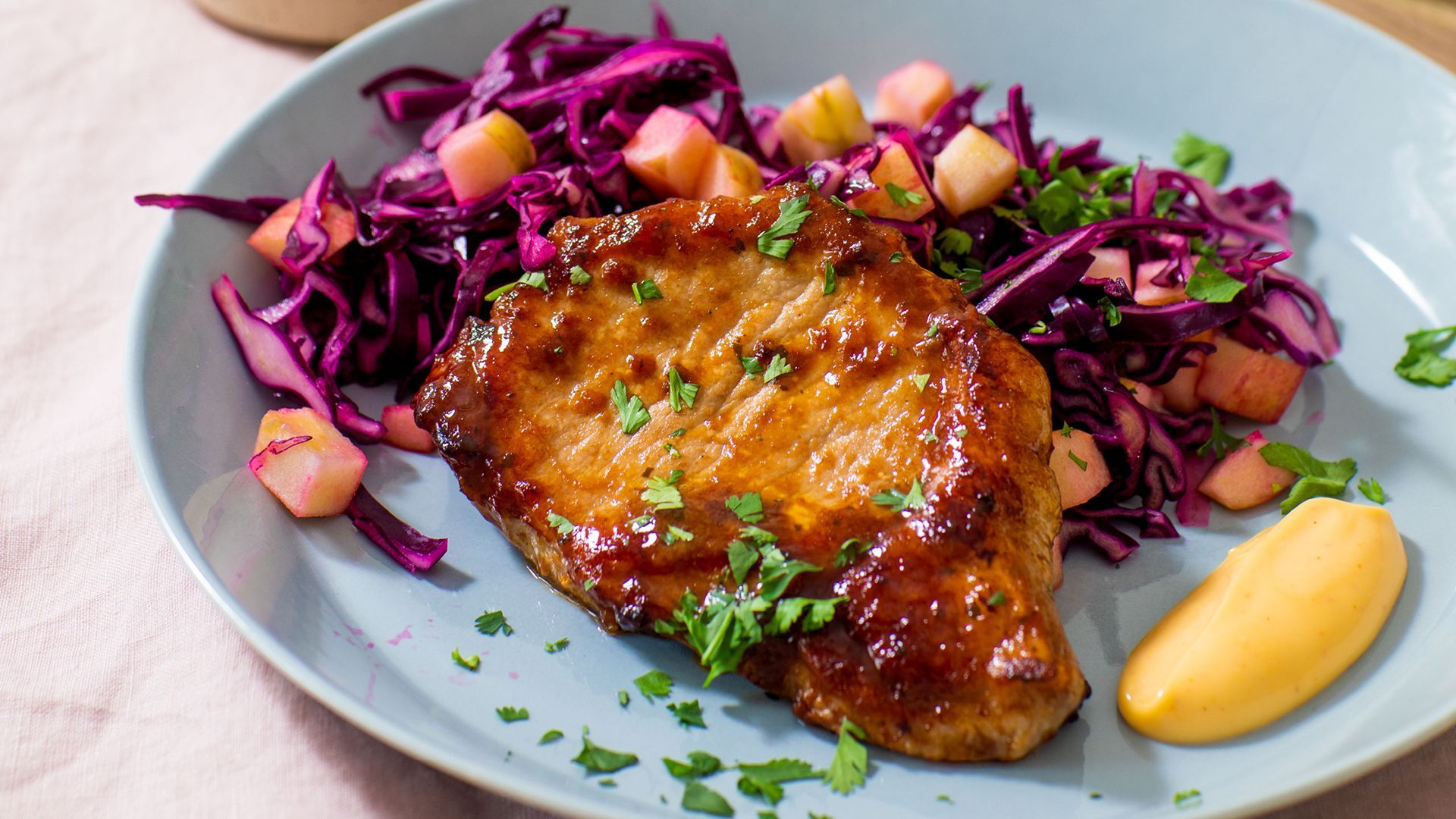 Asiatisk svinefilet med rødkålsalat, jasminris, koriander og chilimajones