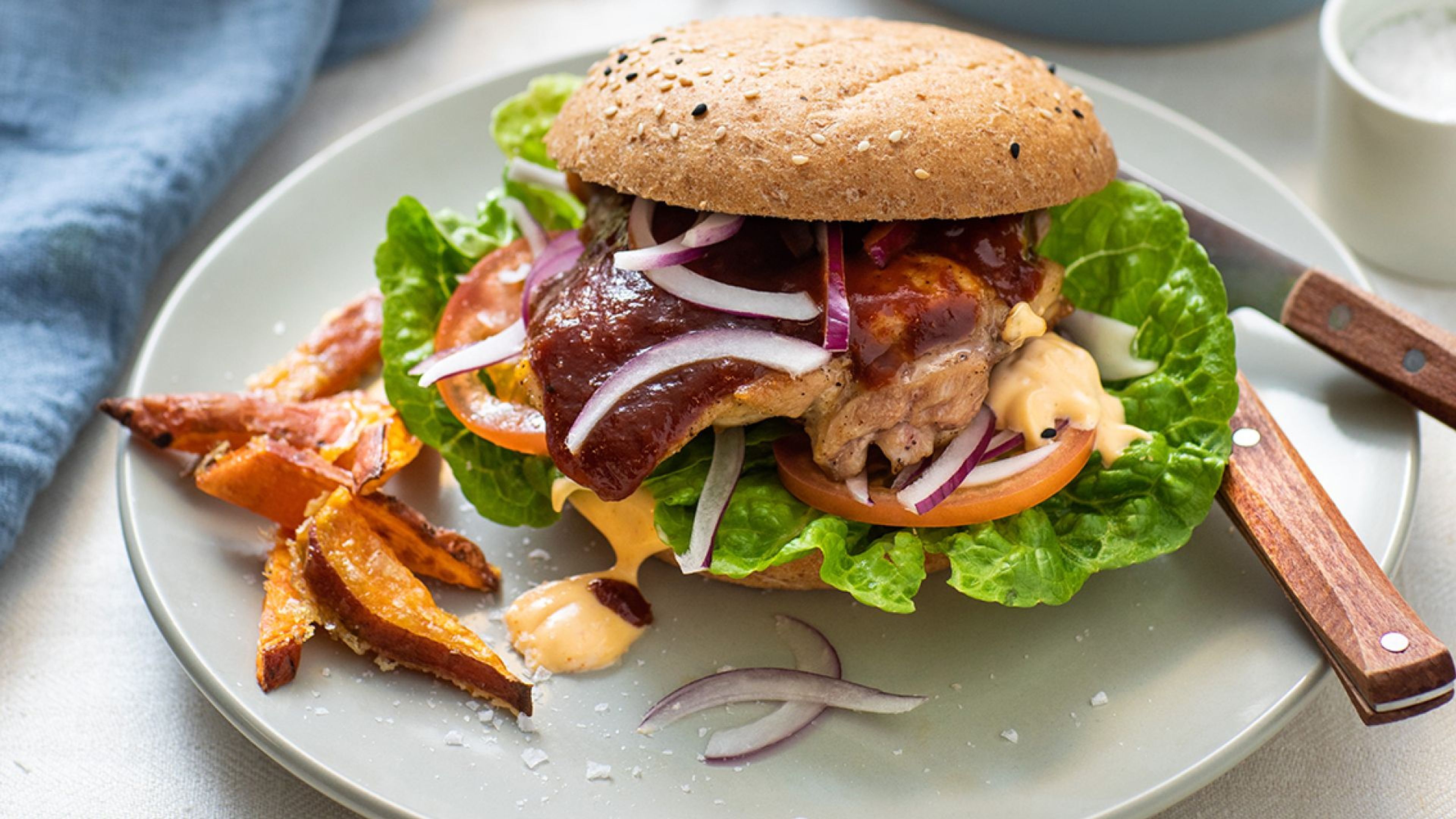 Saftig kyllingburger med chilimajones og ovnsbakte søtpotetfries