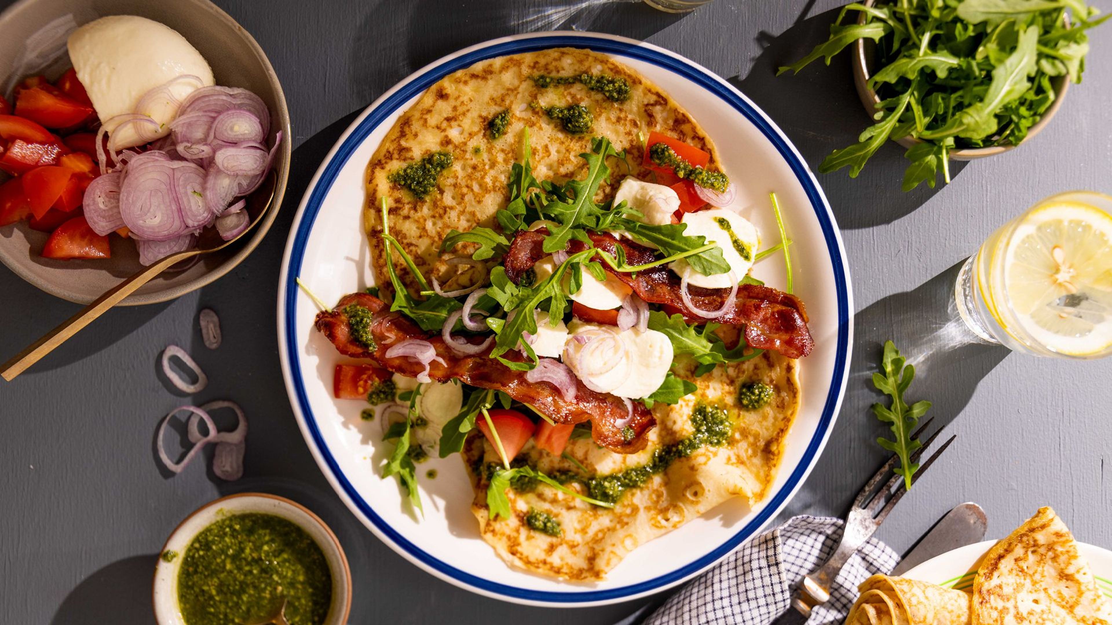 Pannekaker med pesto og tomatsalat