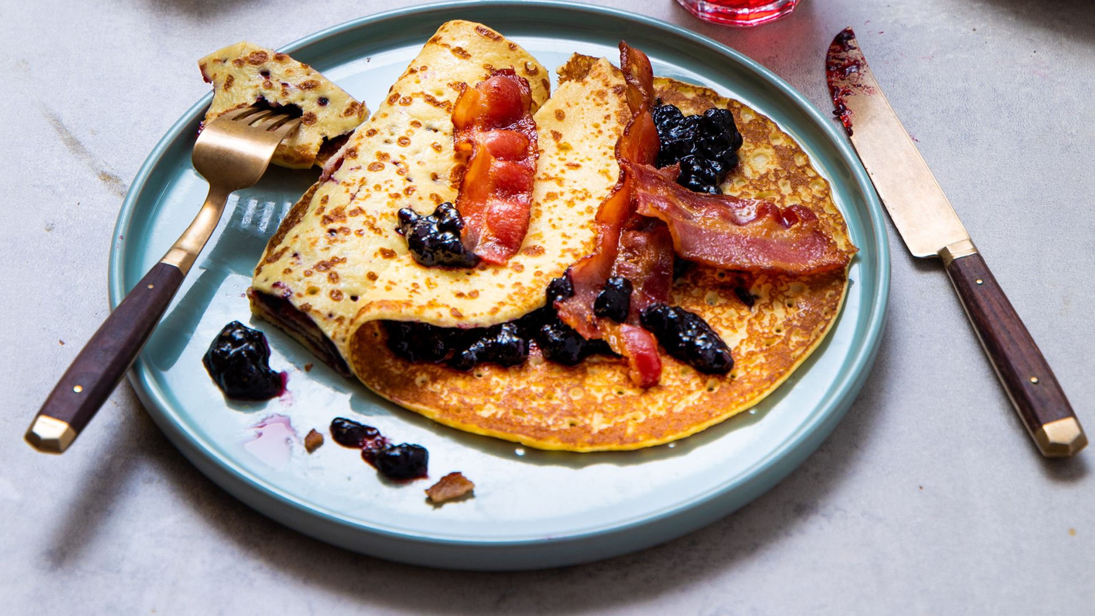 Pannekaker med bøkerøkt bacon og blåbær.