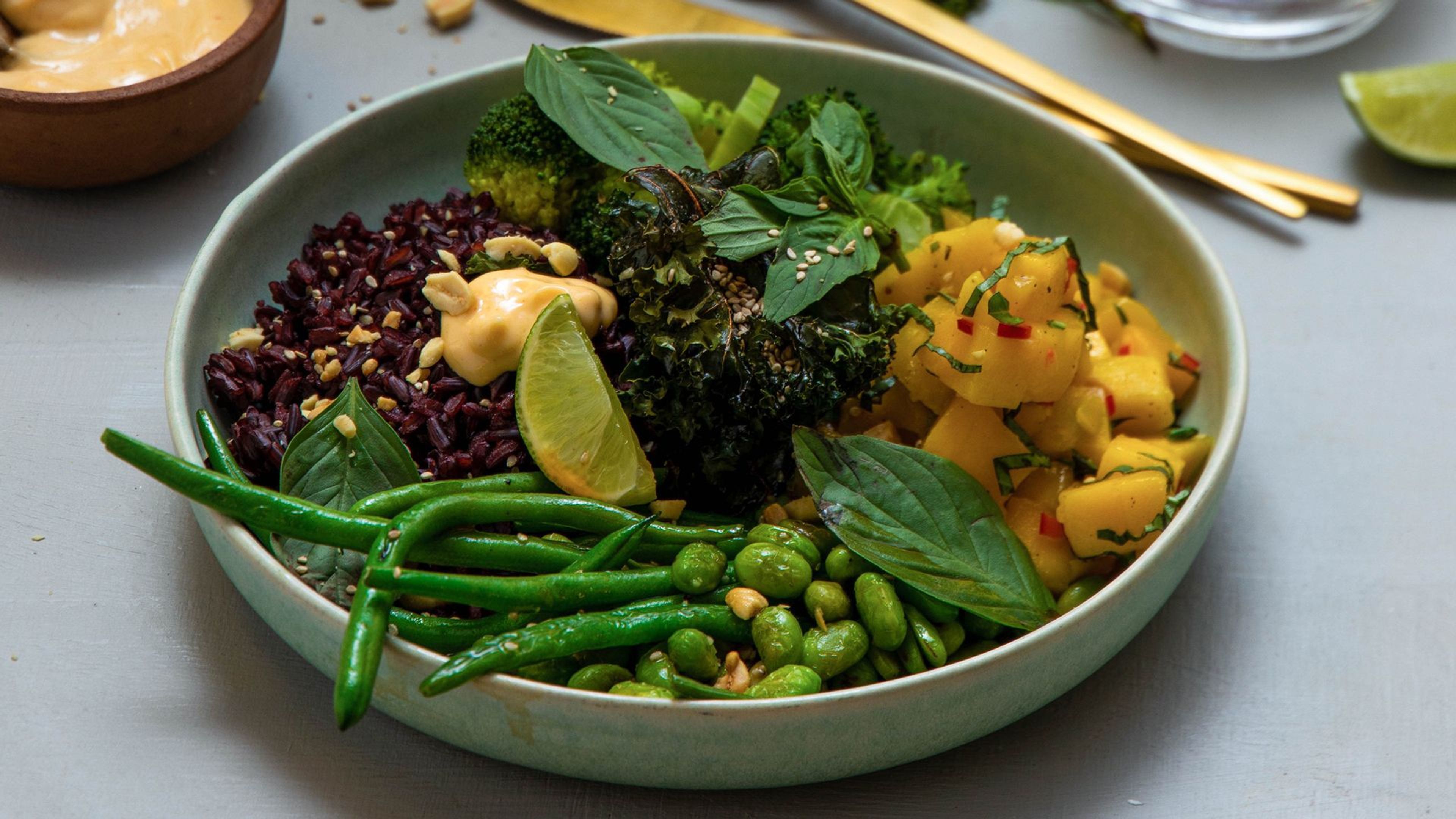 Vegetarisk bowl med grønnkålchips, mangossalat og chilimajones