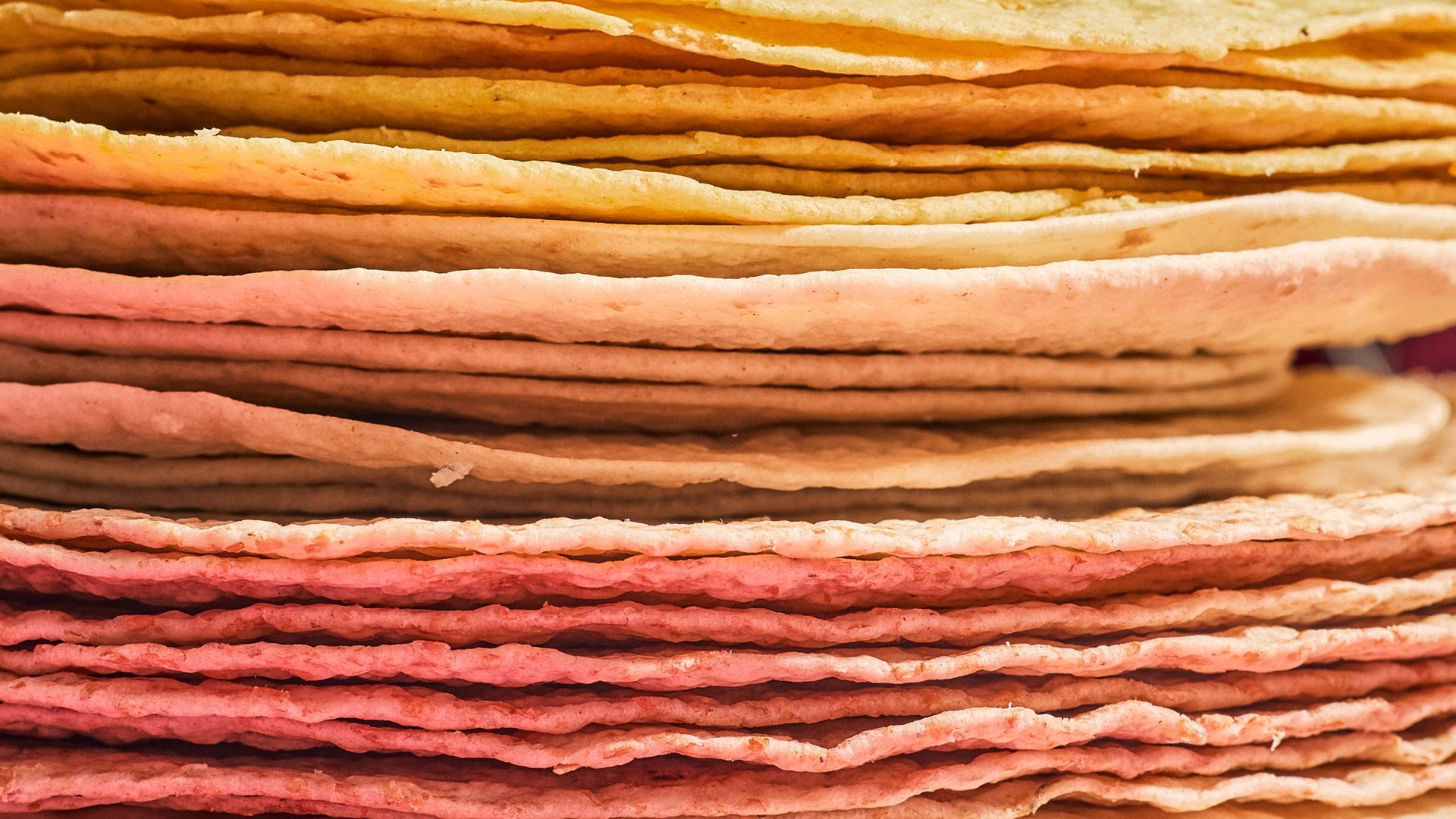 Stabel med tortillas i forskjellige sjatteringer