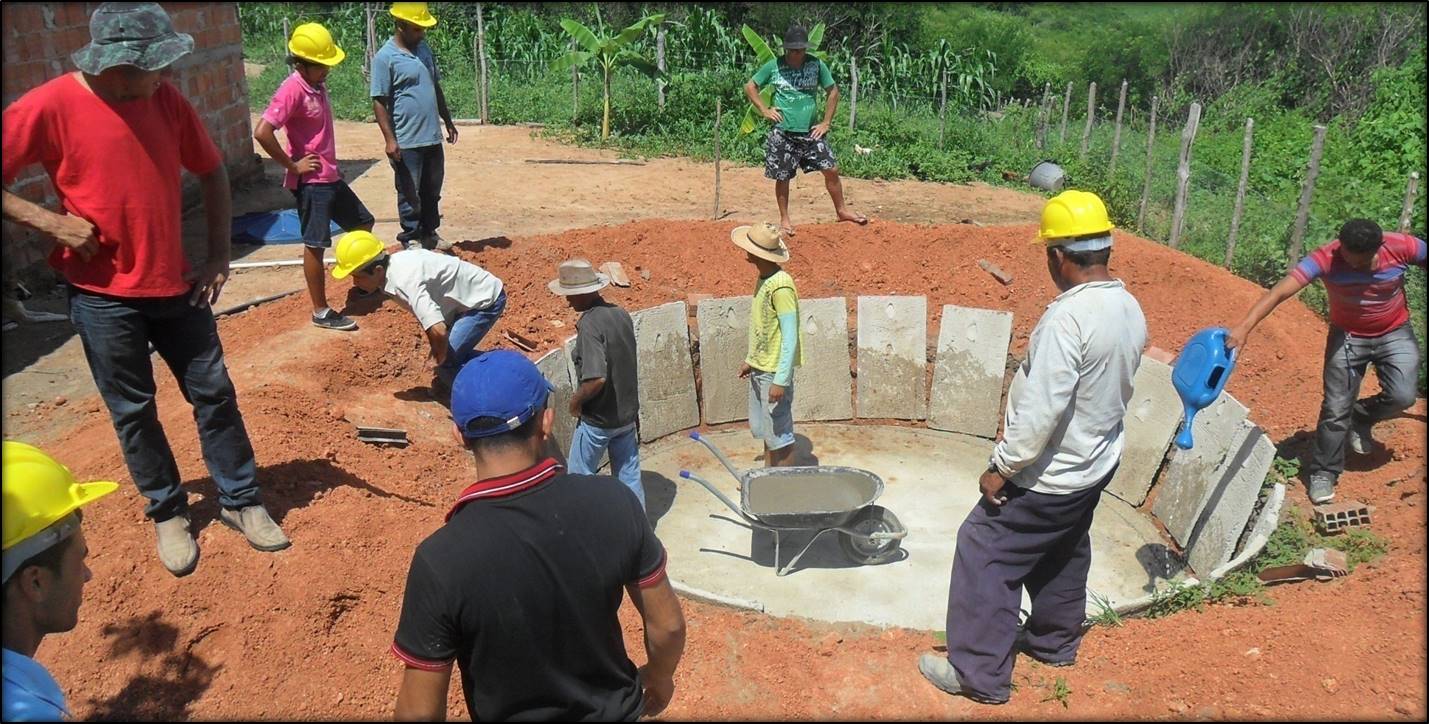 Agricultores construindo uma cisterna de placas