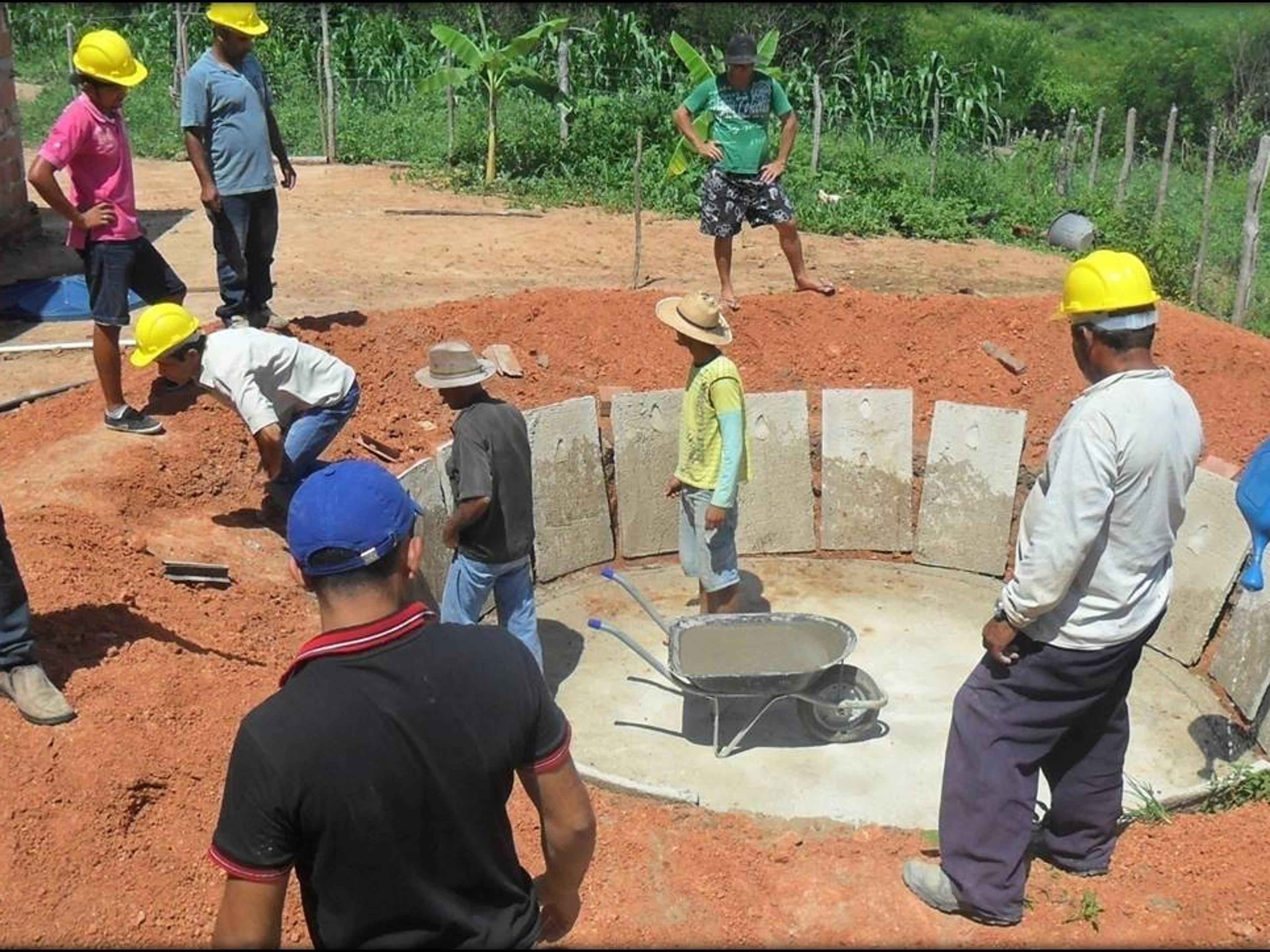 Agricultores construindo uma cisterna de placas