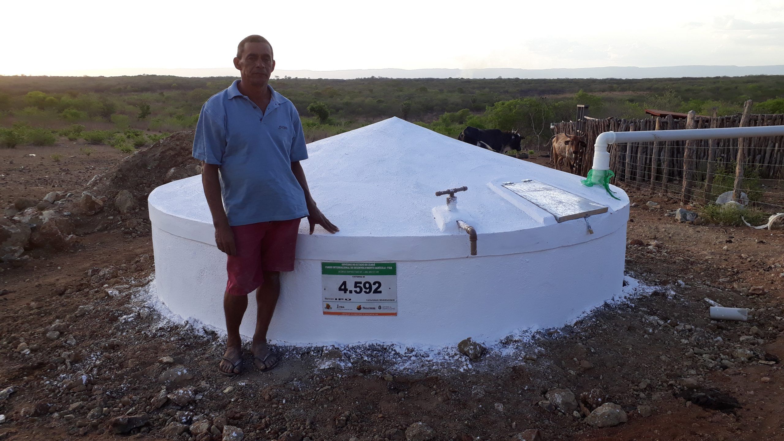 Agricultor ao lado da cisterna nº 4.592