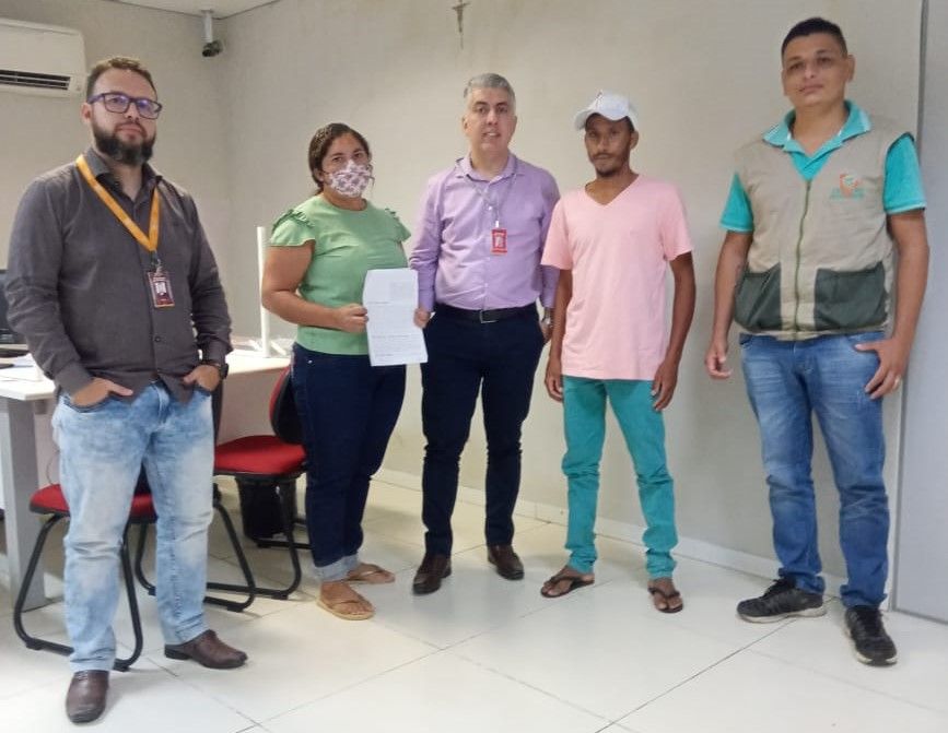 Agricultora familiar acompanhada pelo Cealtru, primeira colocada em pontuação no edital público do FEDAF, assina contrato junto ao Banco do Nordeste