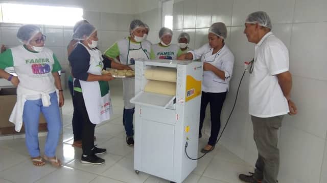 Agricultores em uma pequena agroindústria