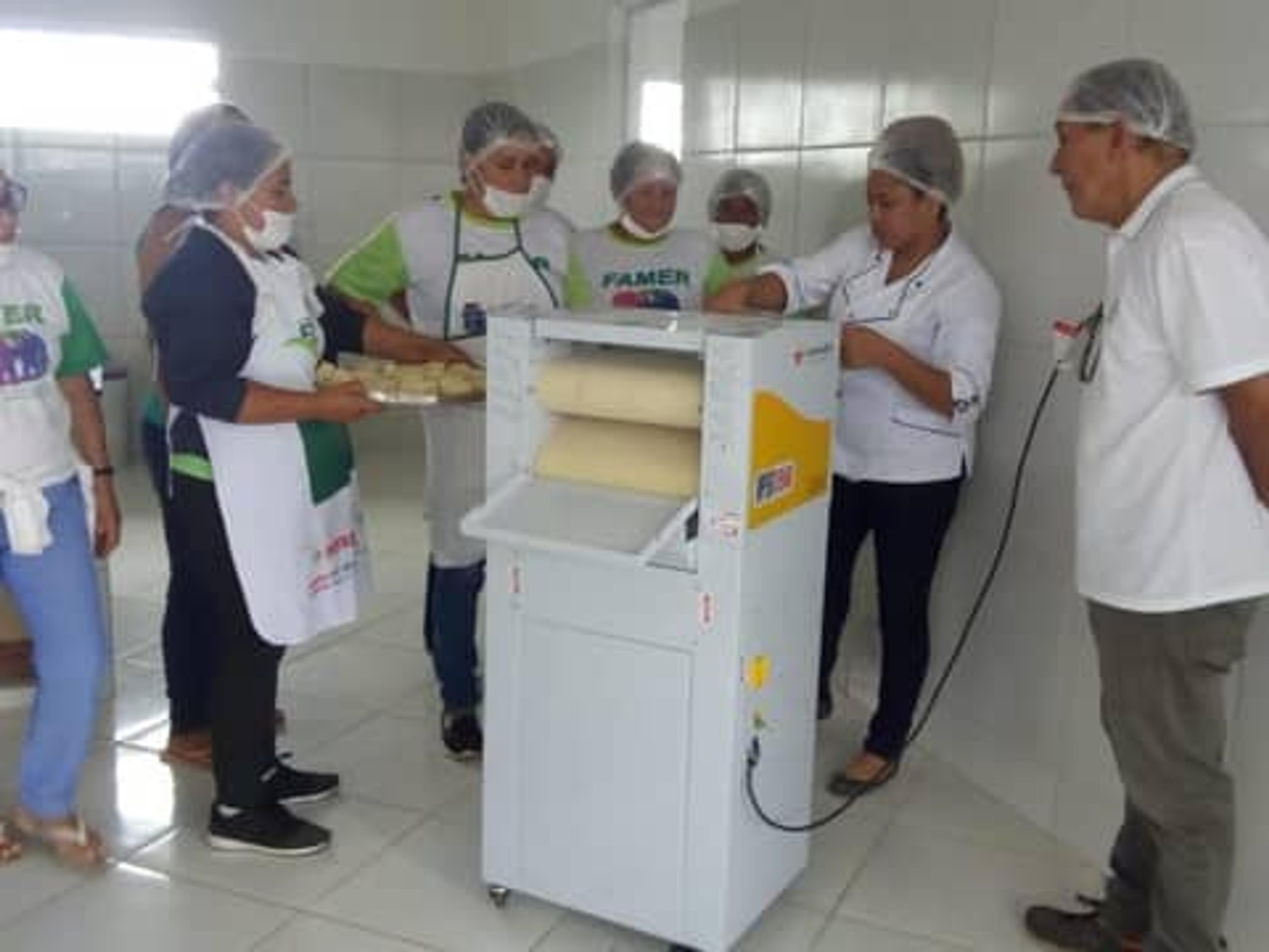 Agricultores em uma pequena agroindústria