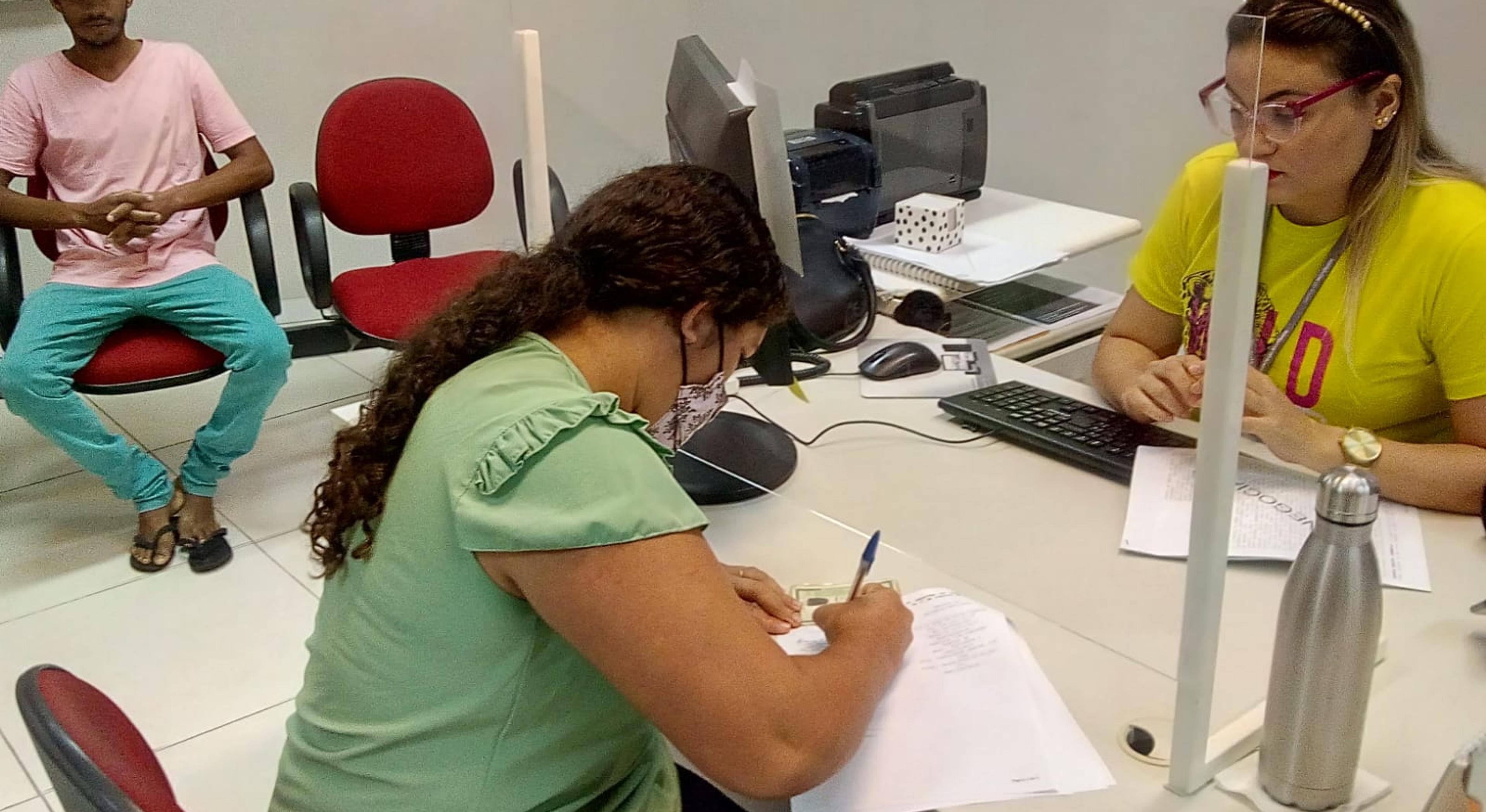Agricultora familiar acompanhada pelo Cealtru, primeira colocada em pontuação no edital público do FEDAF, assina contrato junto ao Banco do Nordeste