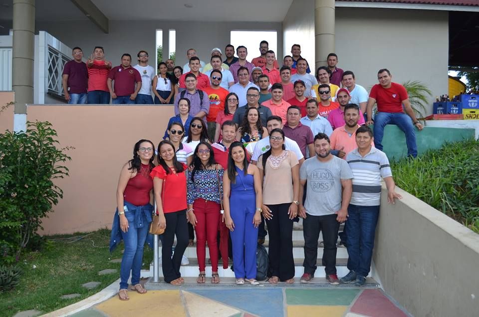 Equipe do CEALTRU reunida na escadaria da sede