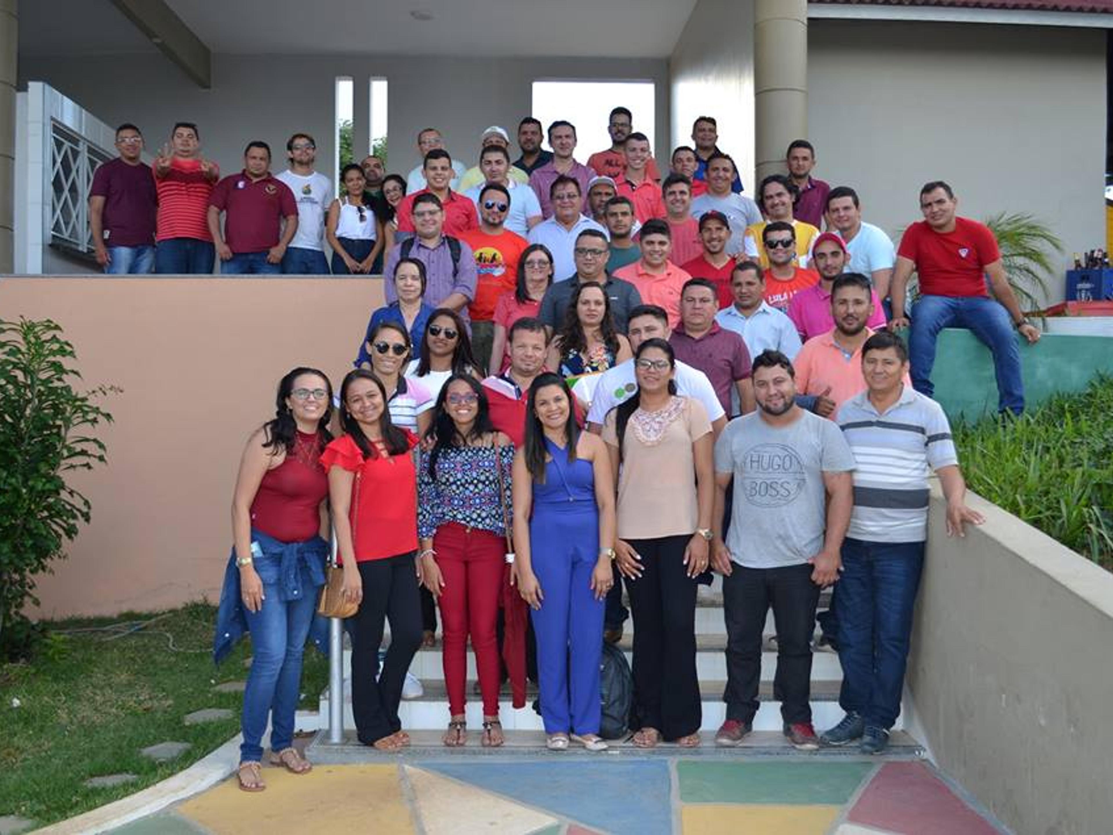 Equipe do CEALTRU reunida na escadaria da sede