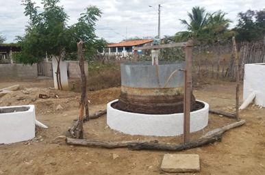 Biodigestor instalado no quintal de uma família