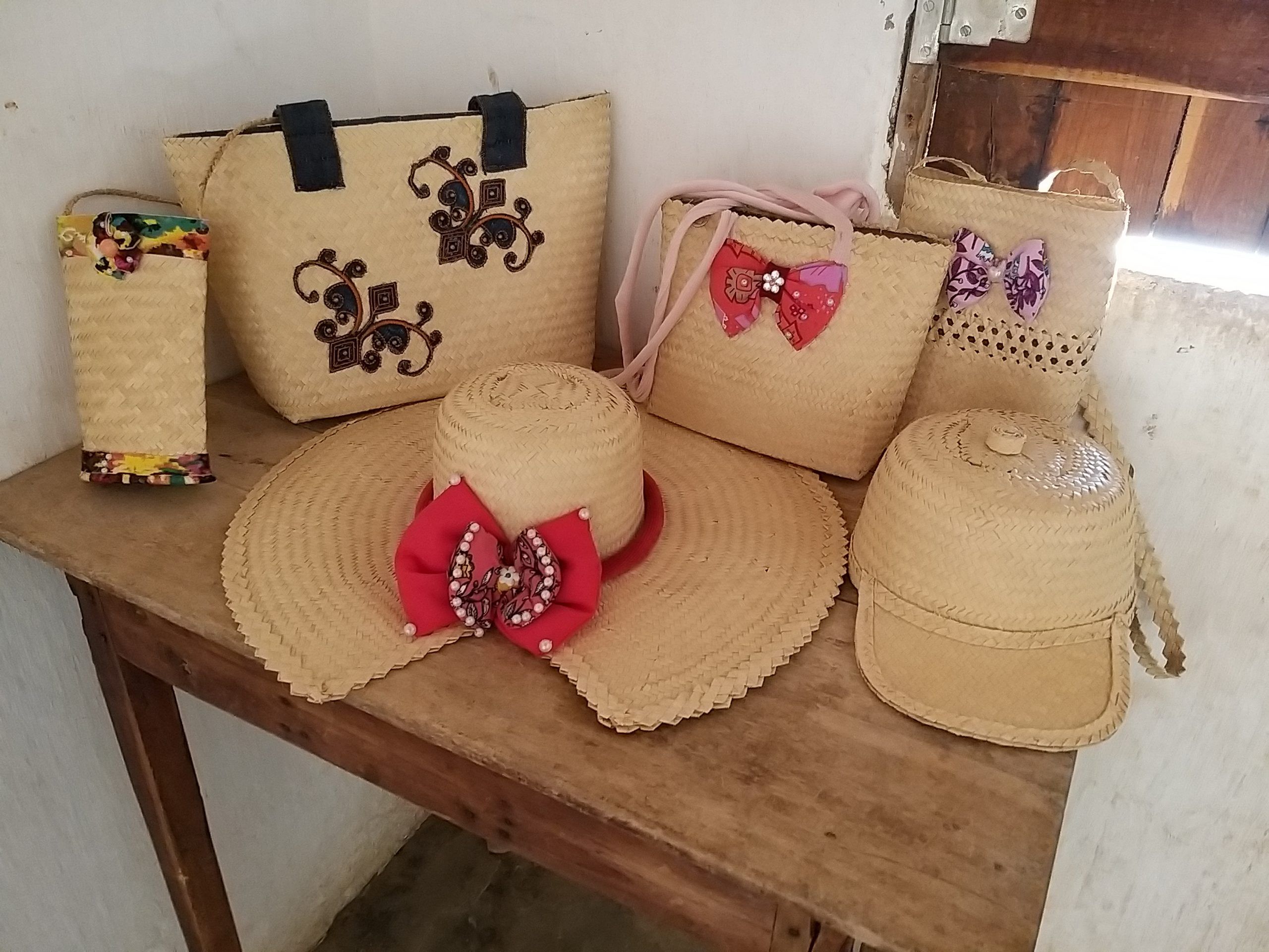 Bolsas e chapéus de palha do artesanato local