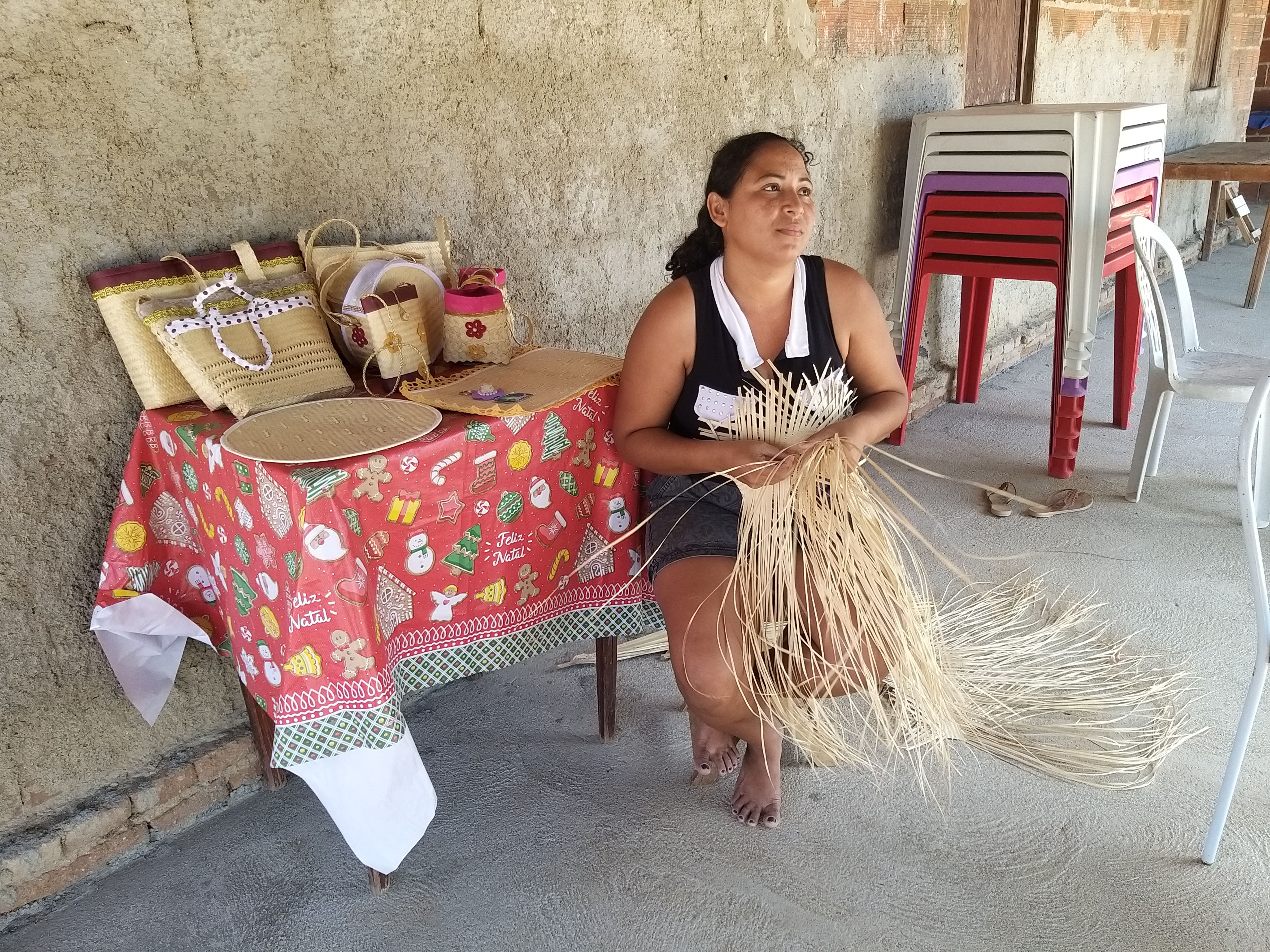 Artesã trançando palha