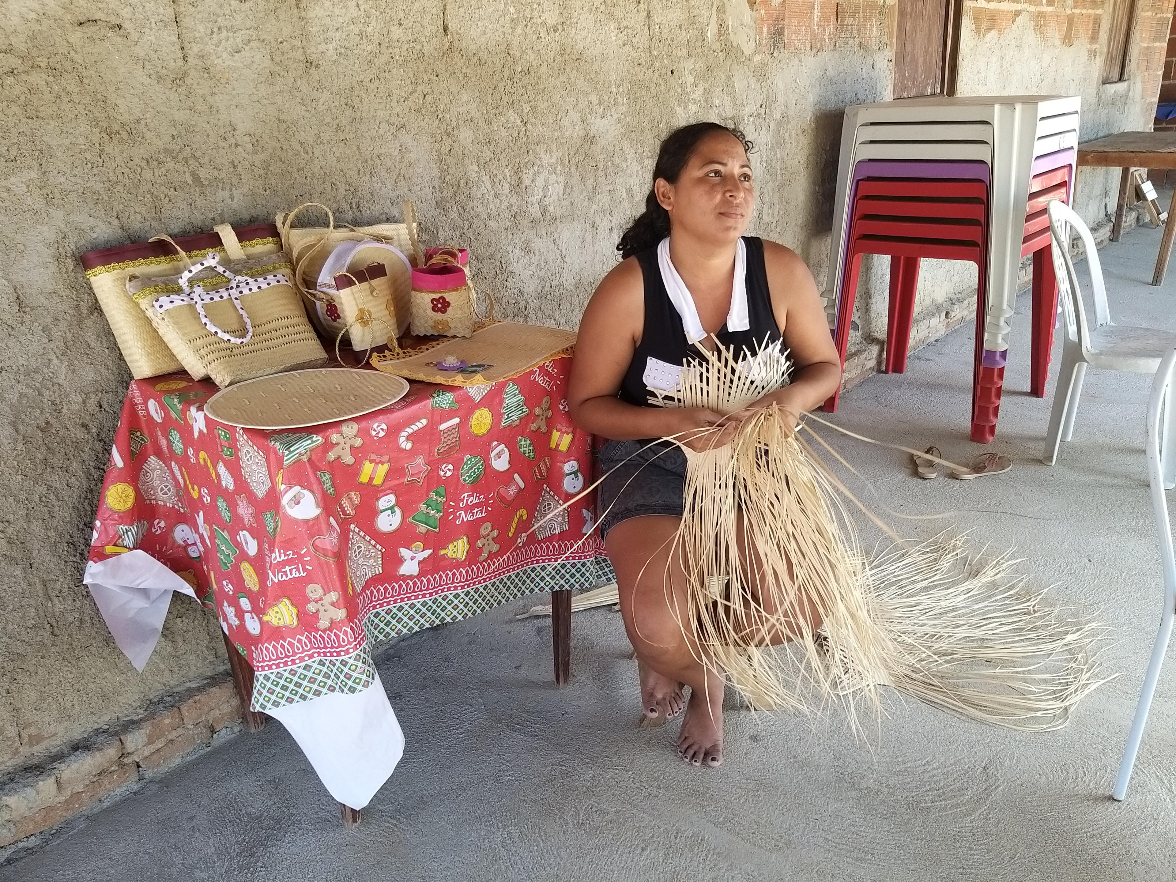 Artesã trançando palha