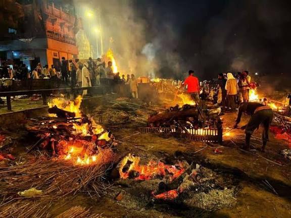 Burning pyres at Manikarnika Ghat