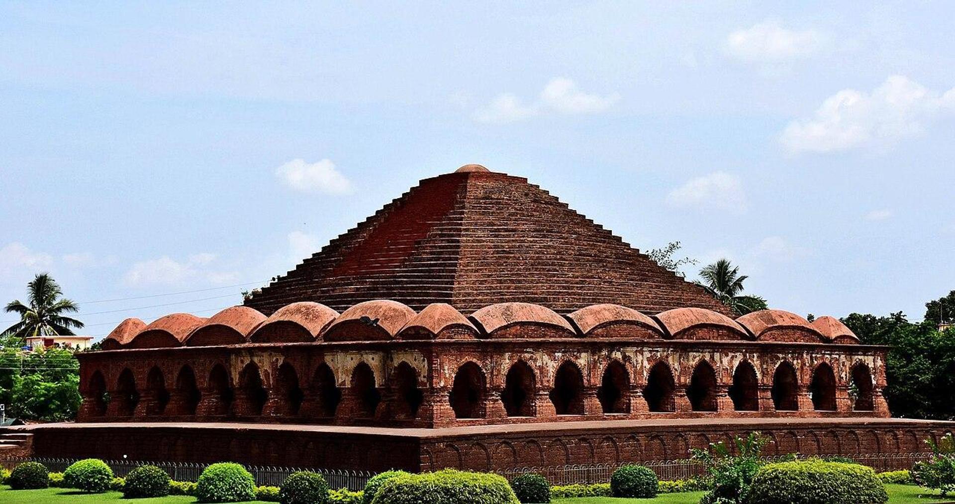 The pyramidal roof and arched galleries of Rasmancha, Bishnupur