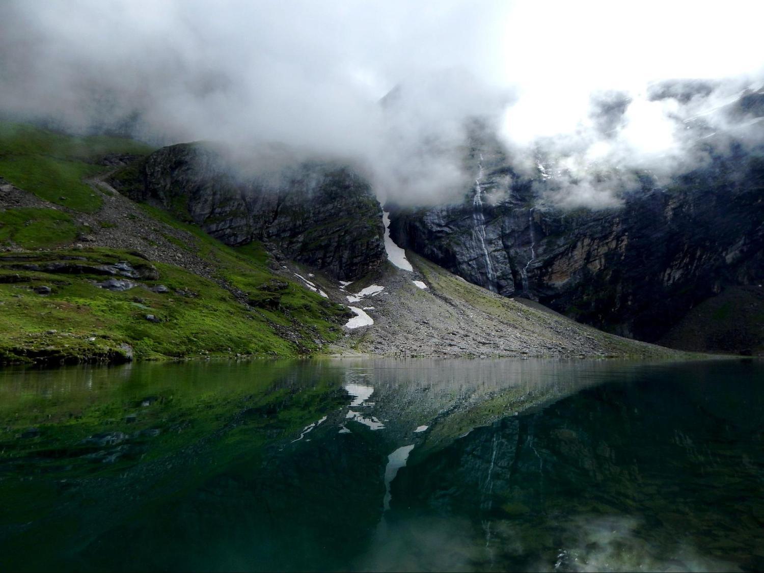 Snow clad view of Hemkund Lake
