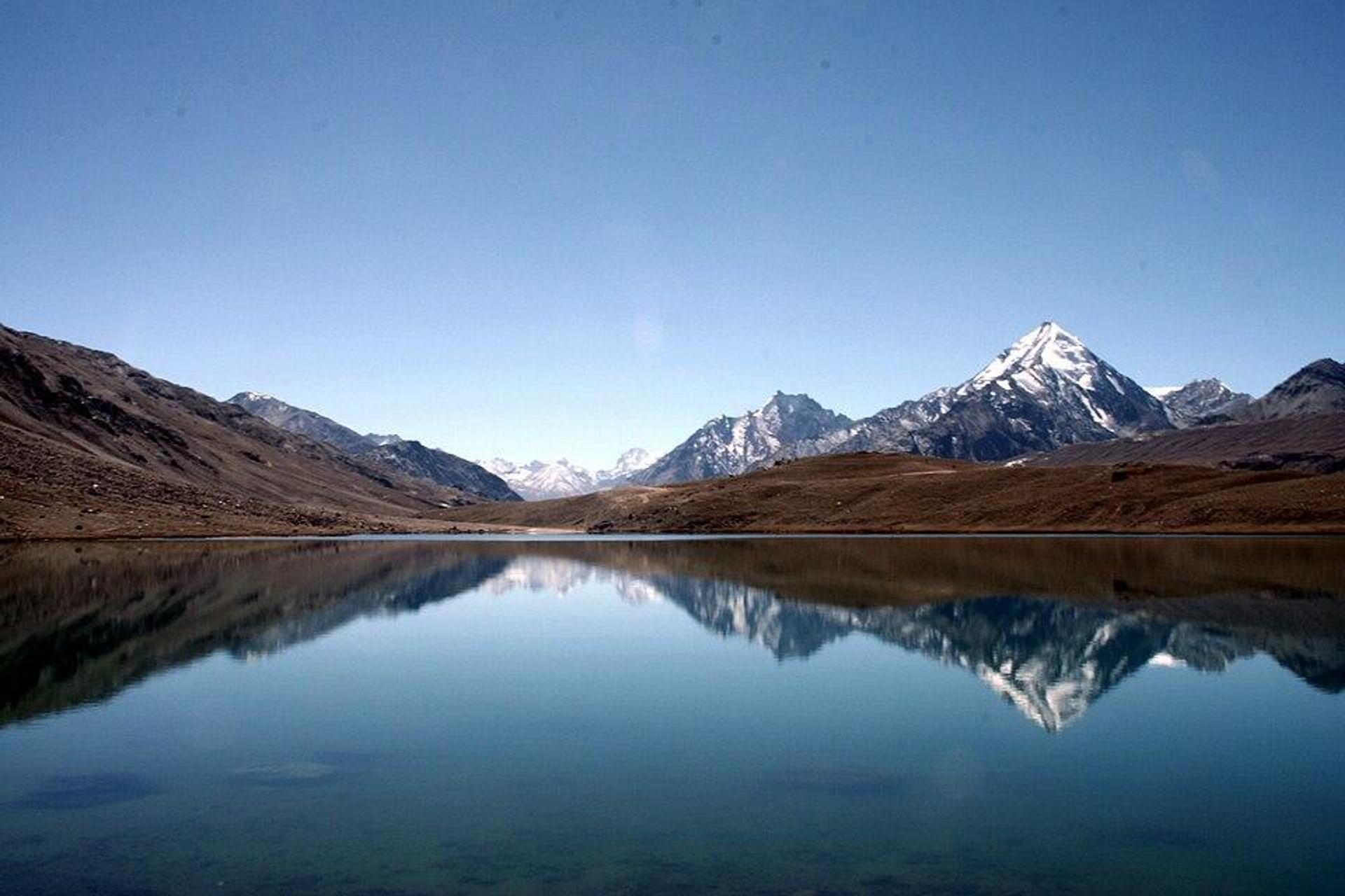 Chandratal Lake reflecting the surrounding mountains