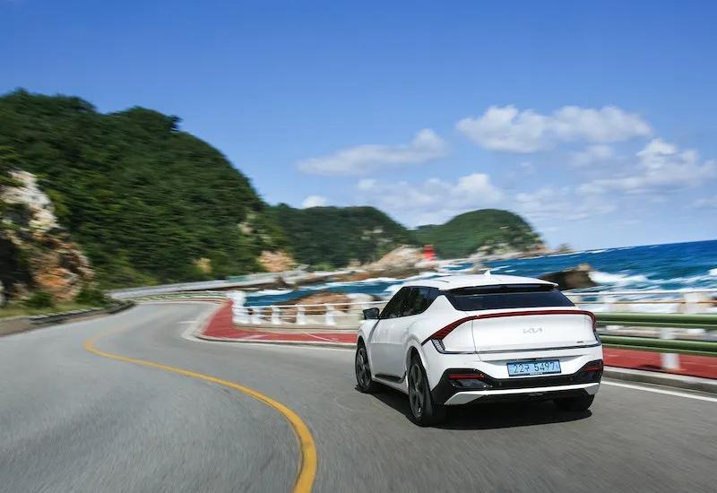 Hybrid vs Electric Cars: Differences and Features