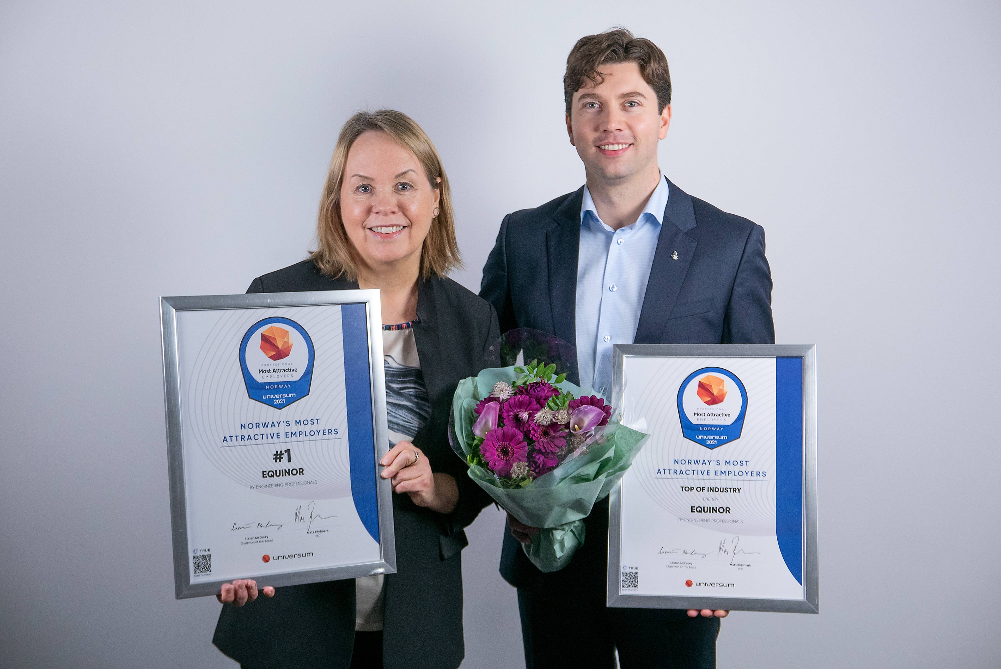 Photo of Tori Lindbøl and Erik Frimanslund with diplomas