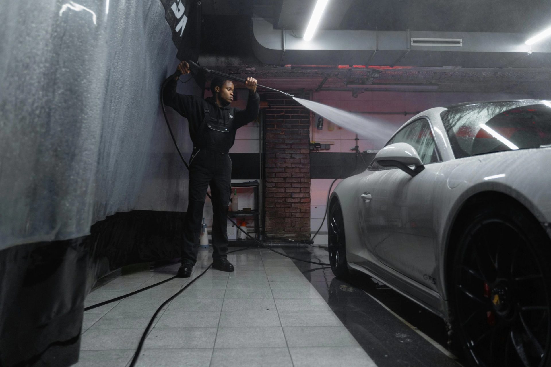 Noggrann handtvätt av en vit Porsche hos Tornby Bilglans
