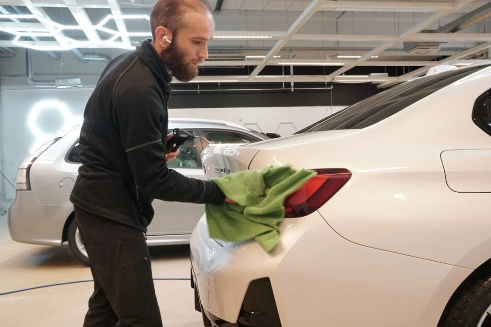 Noggrant arbete med en företagsbil