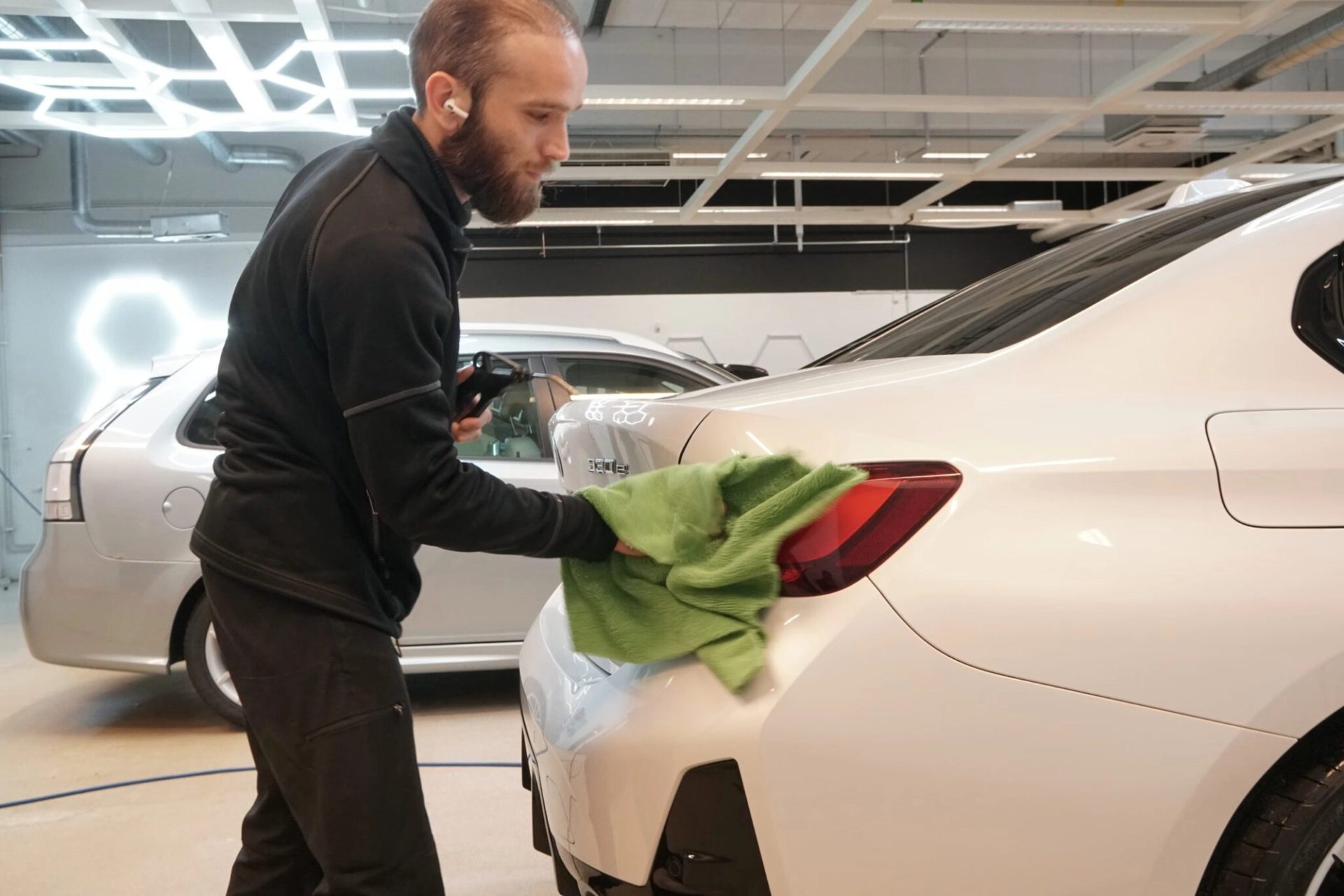 Noggrant arbete med en företagsbil