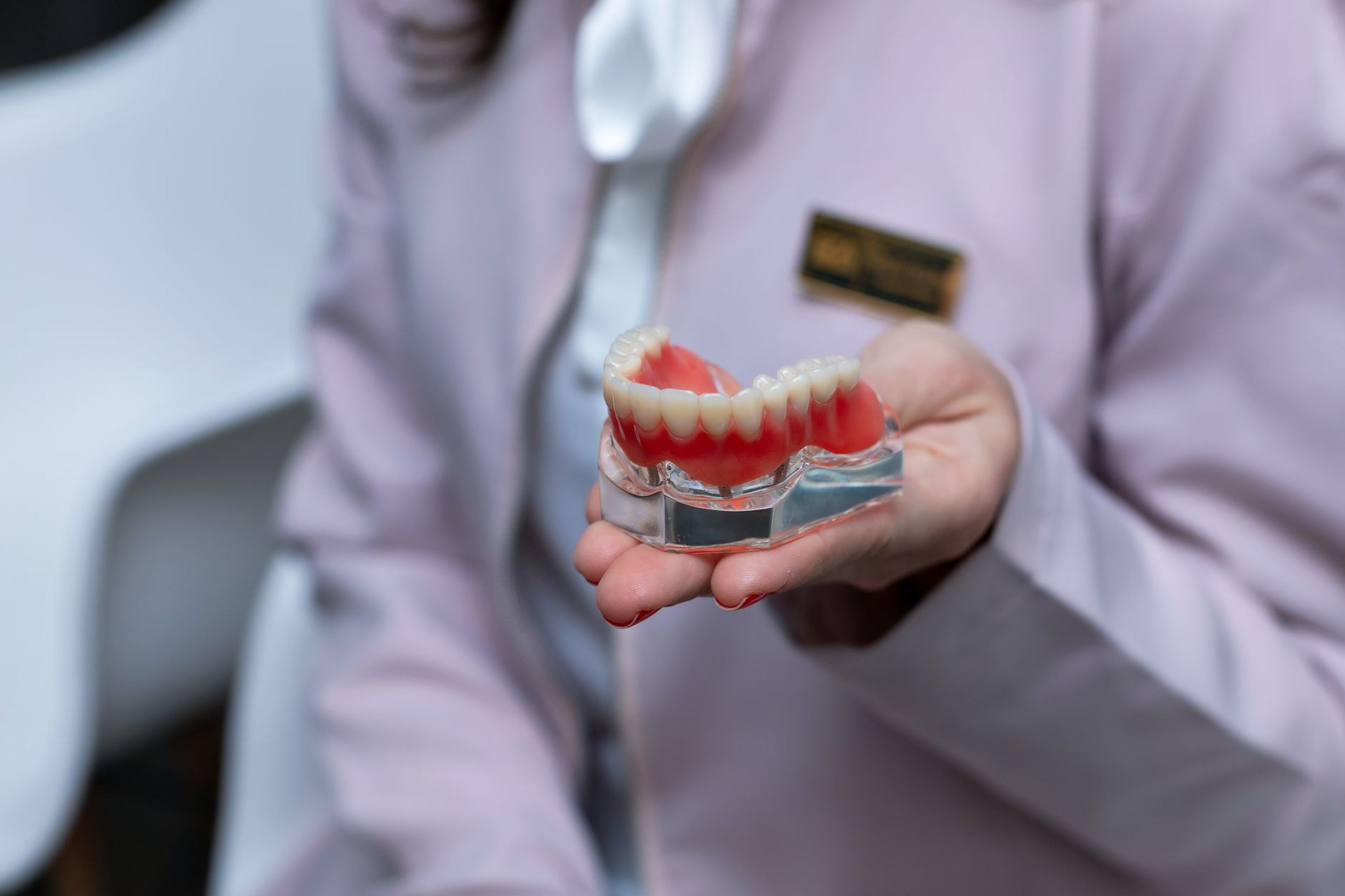 Druckknopfprothese: stabiler herausnehmbarer Zahnersatz