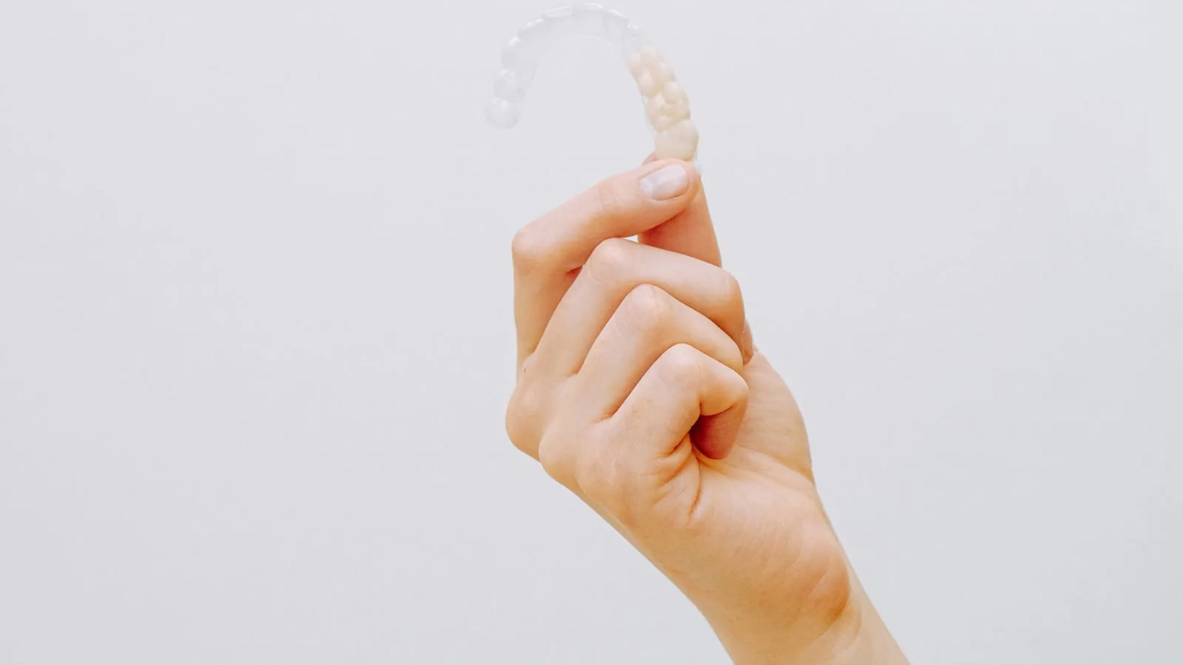 Aligner oder feste Zahnspange im Erwachsenenalter?