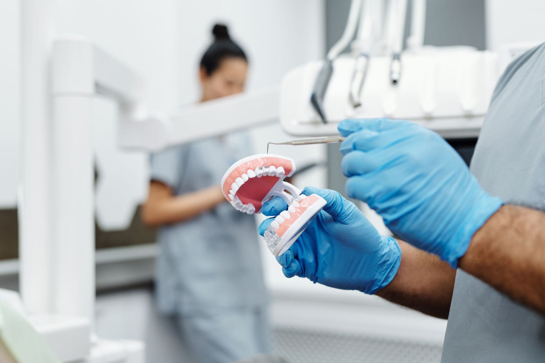 Zahnbrücke oder Implantat? Kosten, Vorteile und Haltbarkeit