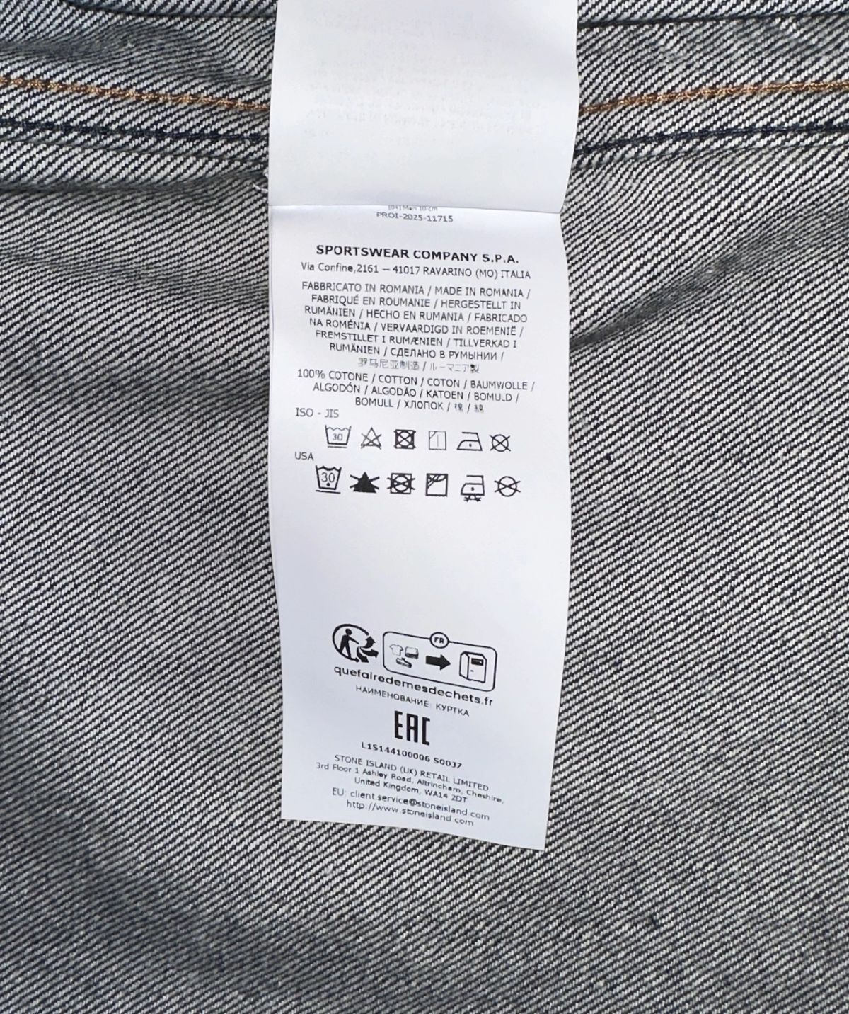 Het wasetiket van een Stone Island-jas met het adres in Ravarino en de tekst Made in Romania