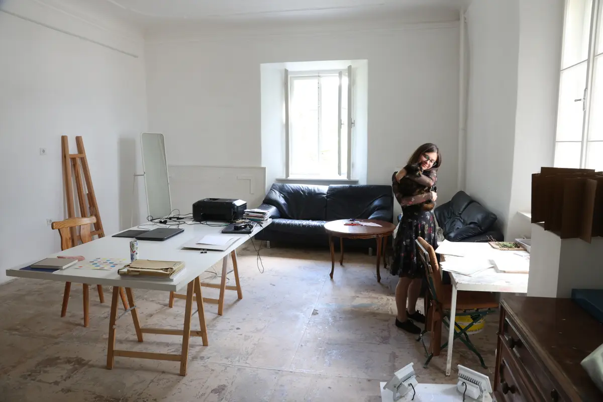 Foto: Ekaterina Gurkalenko im Atelier Schloss Wiespach