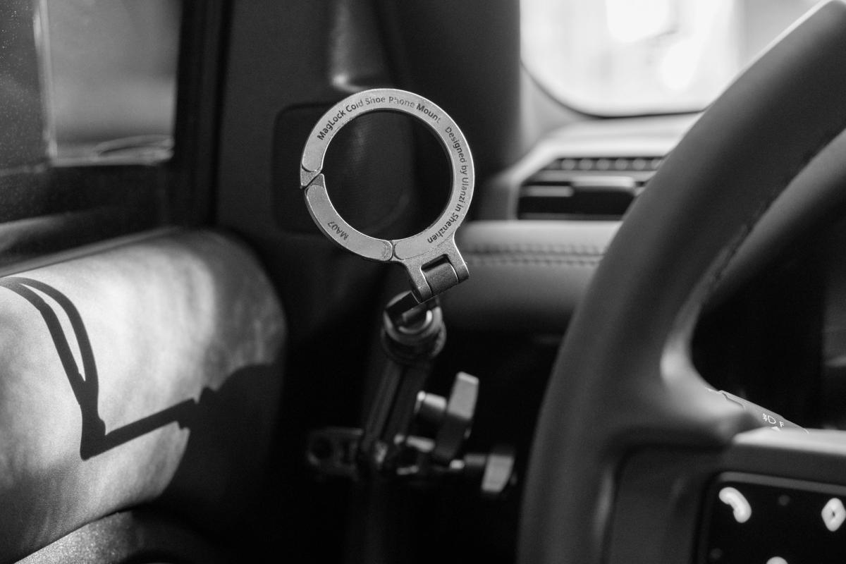 Close-up of the MagSafe magnetic ring mount attached to the magic arm, no phone attached