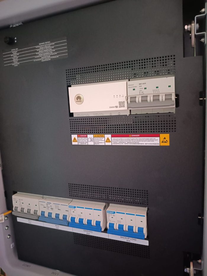 Tablero backup-box de un sistema solar.