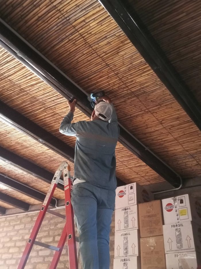 Trabajadores de ElectroCuprum realizando instalación eléctrica.