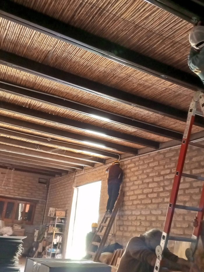 Trabajadores de ElectroCuprum realizando instalación eléctrica.