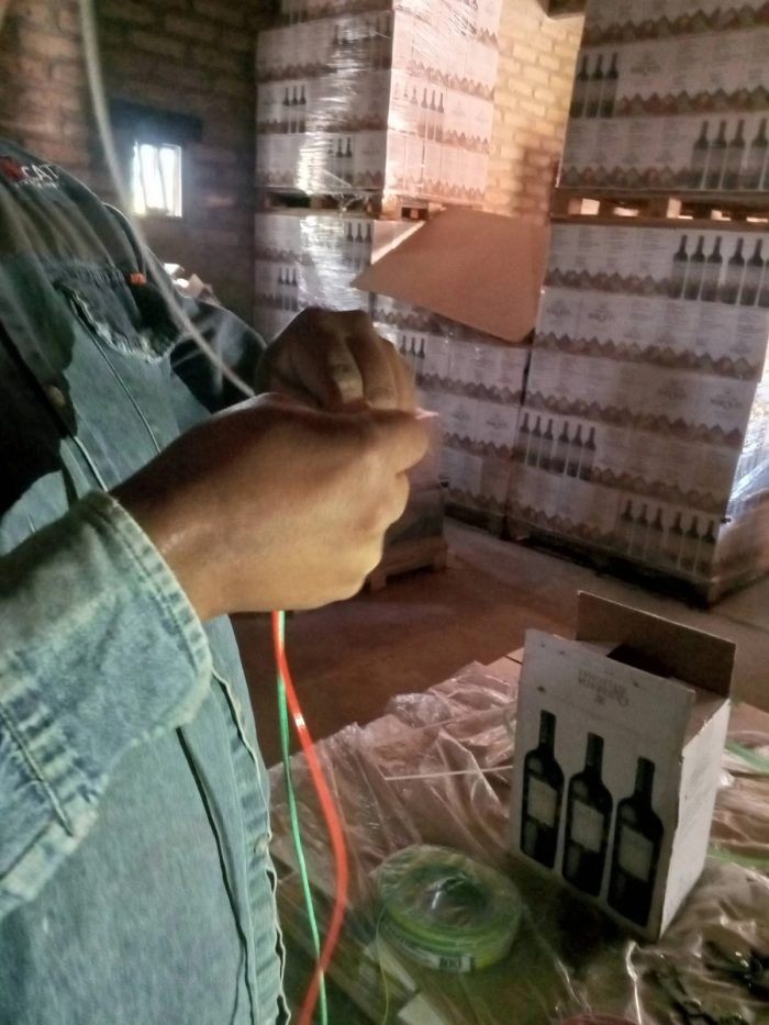 Trabajadores de ElectroCuprum realizando instalación eléctrica.