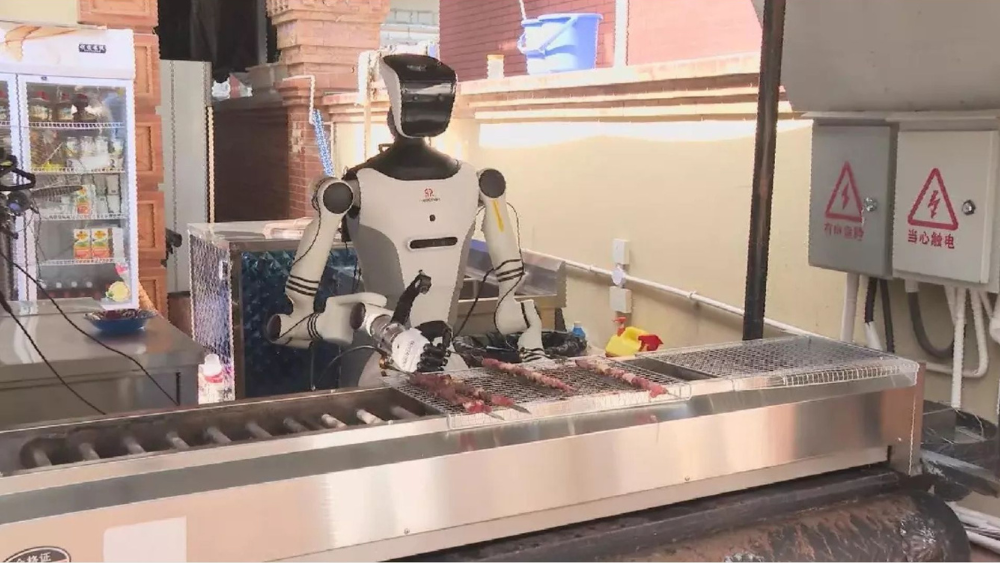 Humanoid Robot Prepares Kebabs and Hand-Pulled Noodles in China