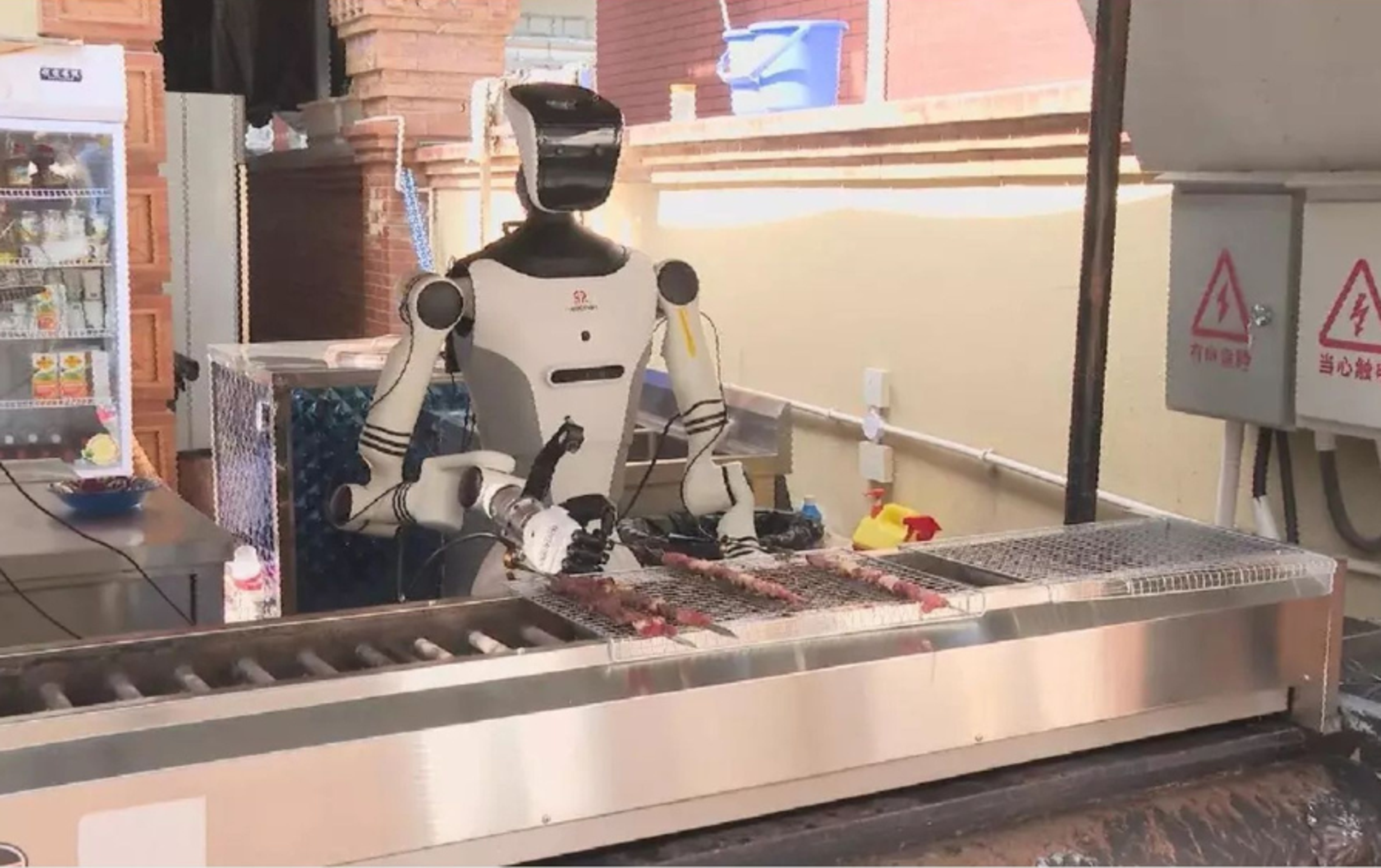 Humanoid Robot Prepares Kebabs and Hand-Pulled Noodles in China