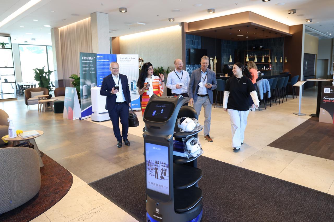 Robot Service in Action: Pudu’s BellaBot Serves Guests at Hilton Hotel Davos