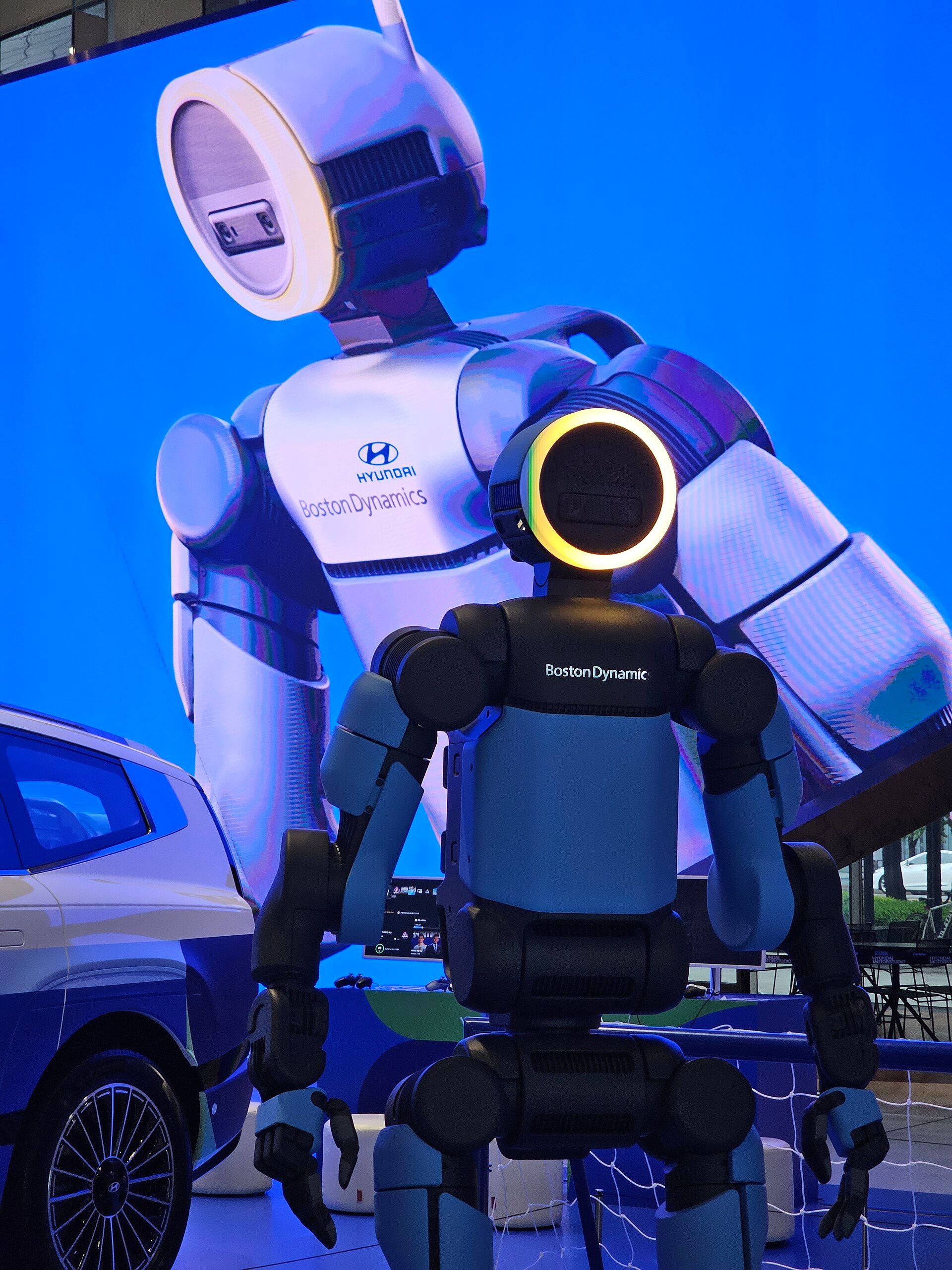 Boston Dynamics Atlas vs. Tesla Optimus