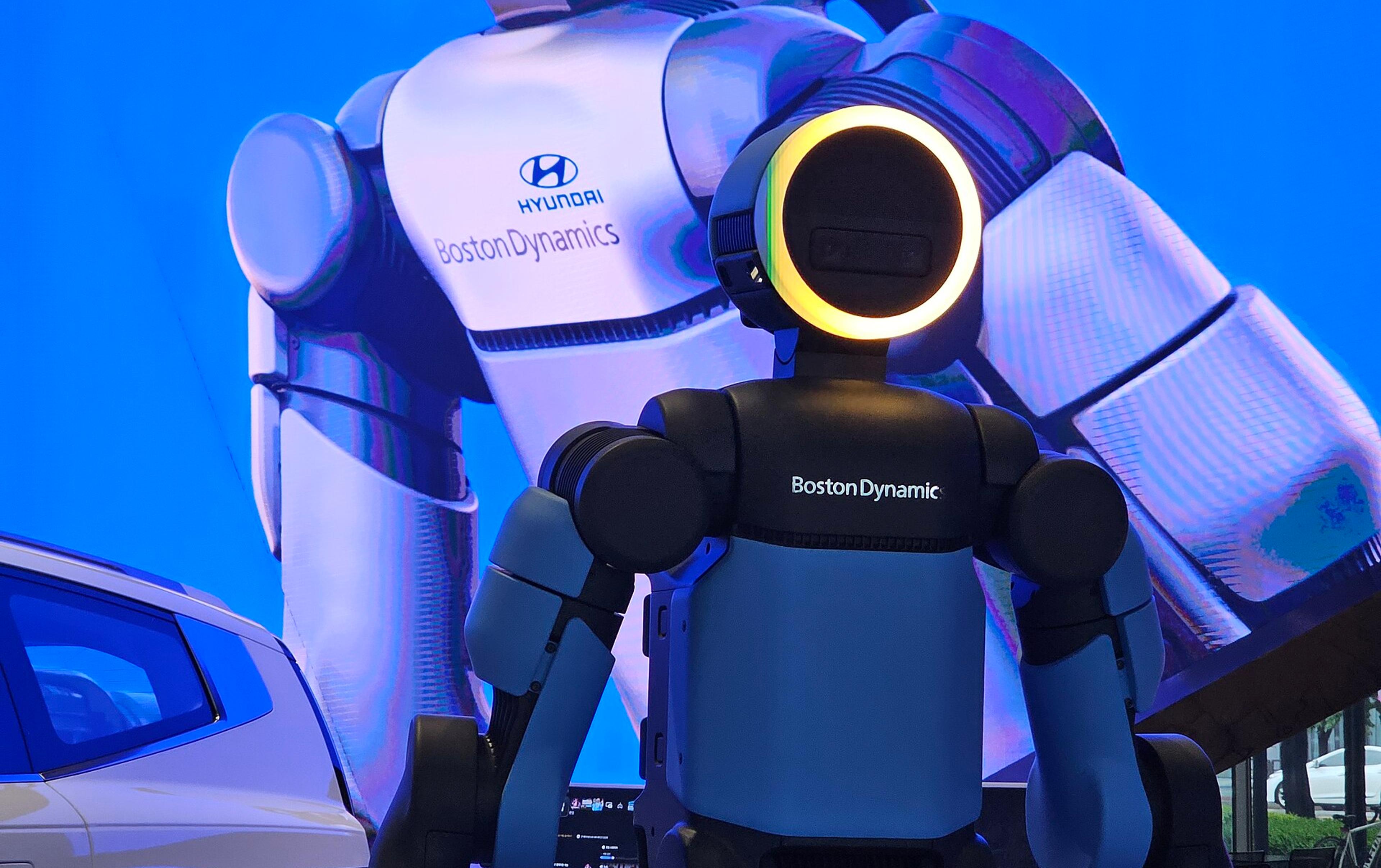 Boston Dynamics Atlas vs. Tesla Optimus