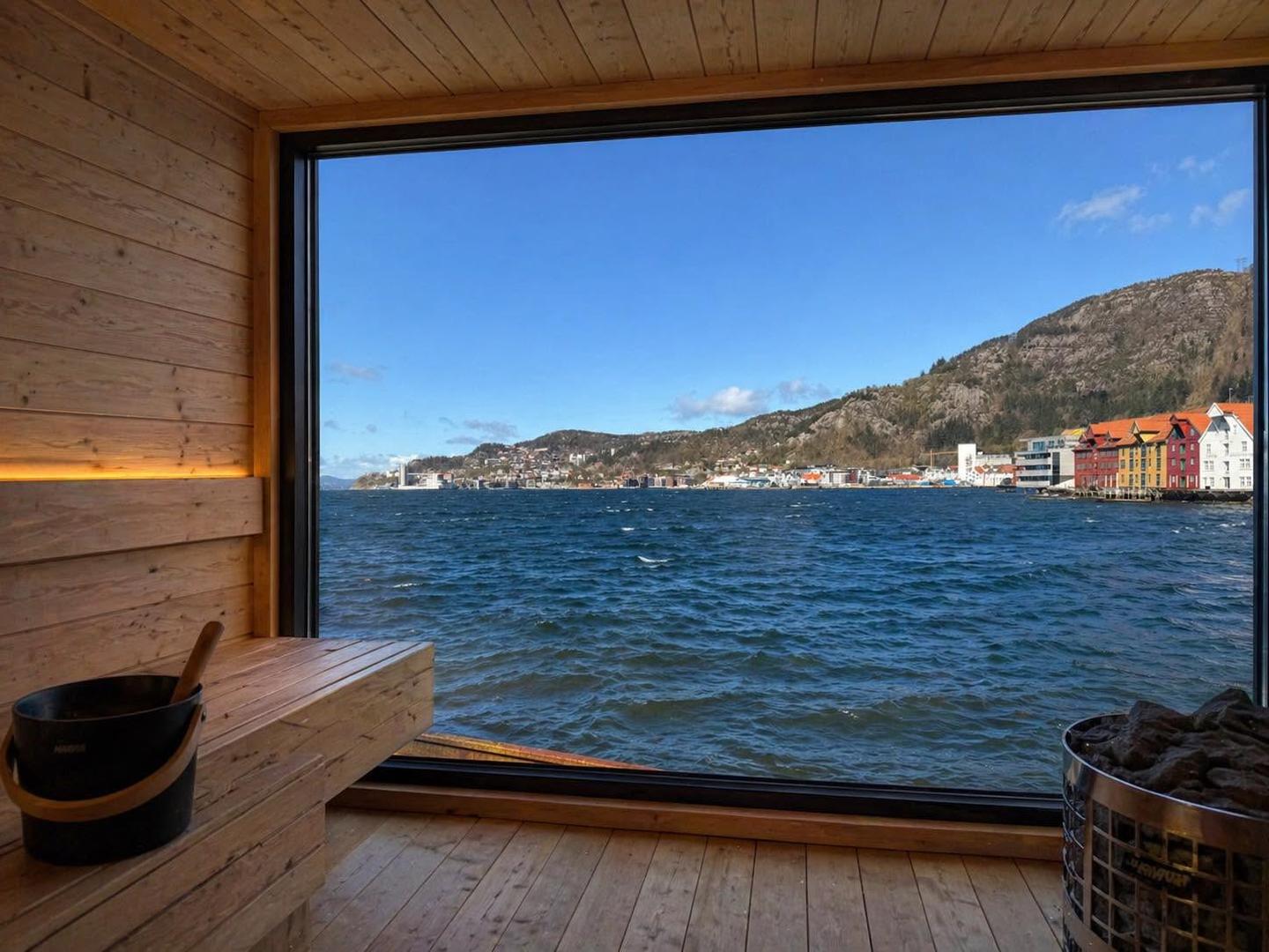 Utsikt fra badstuen. Nyt Bergens flotte solnedgang.