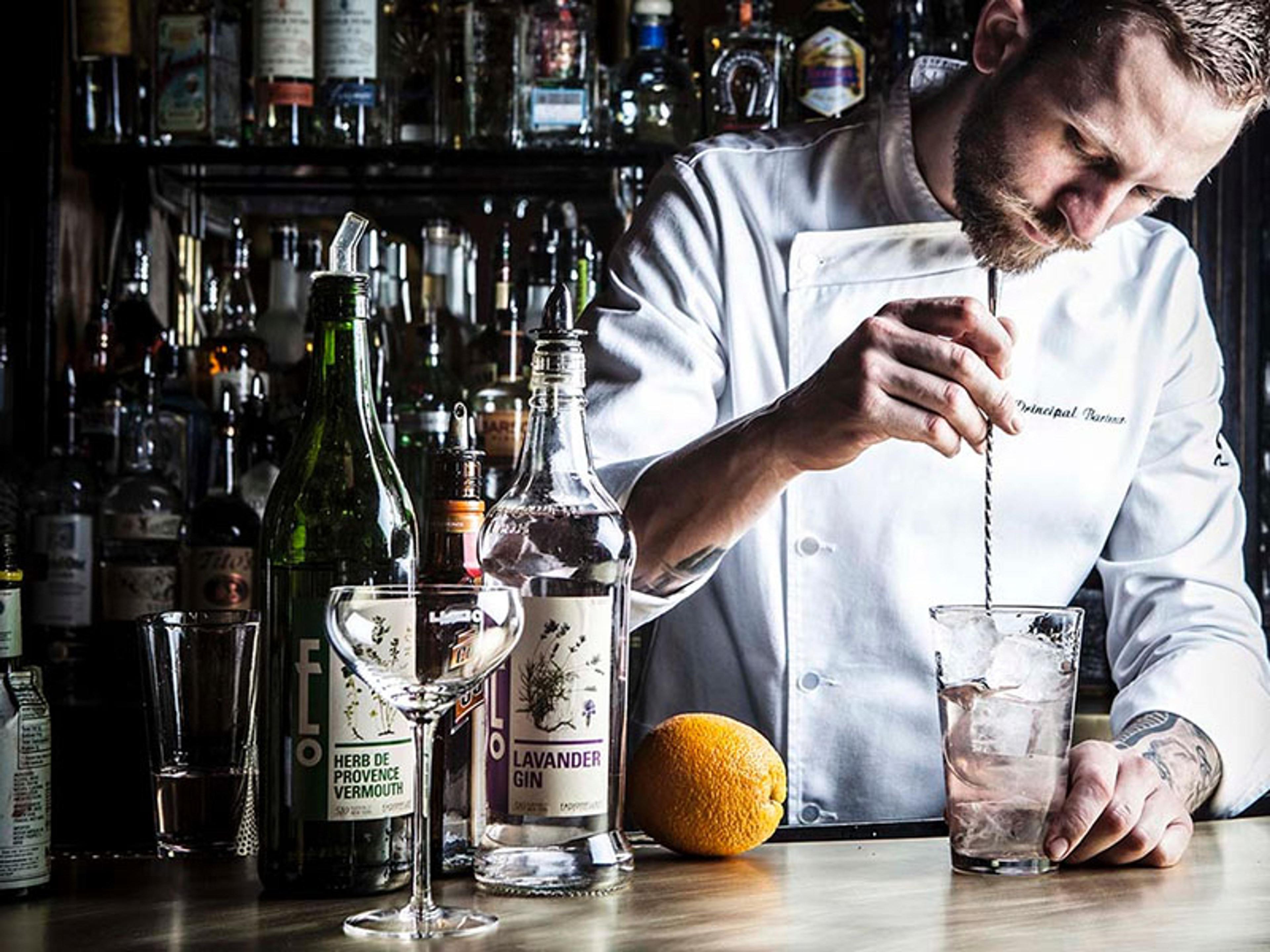 Eugene Bacot: is the gin phenomenon a phenomenon?