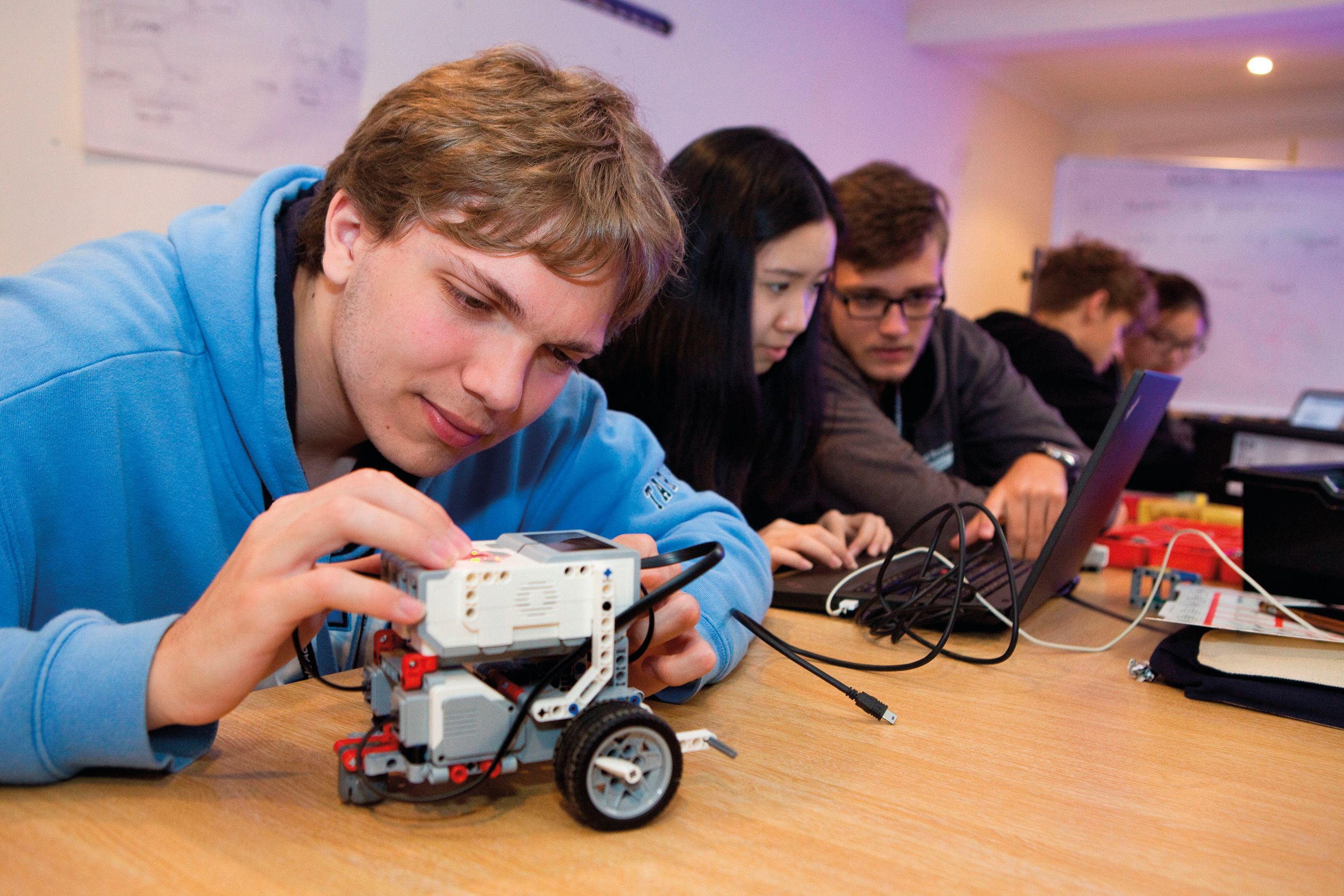 An Oxford Royale student completes an engineering task