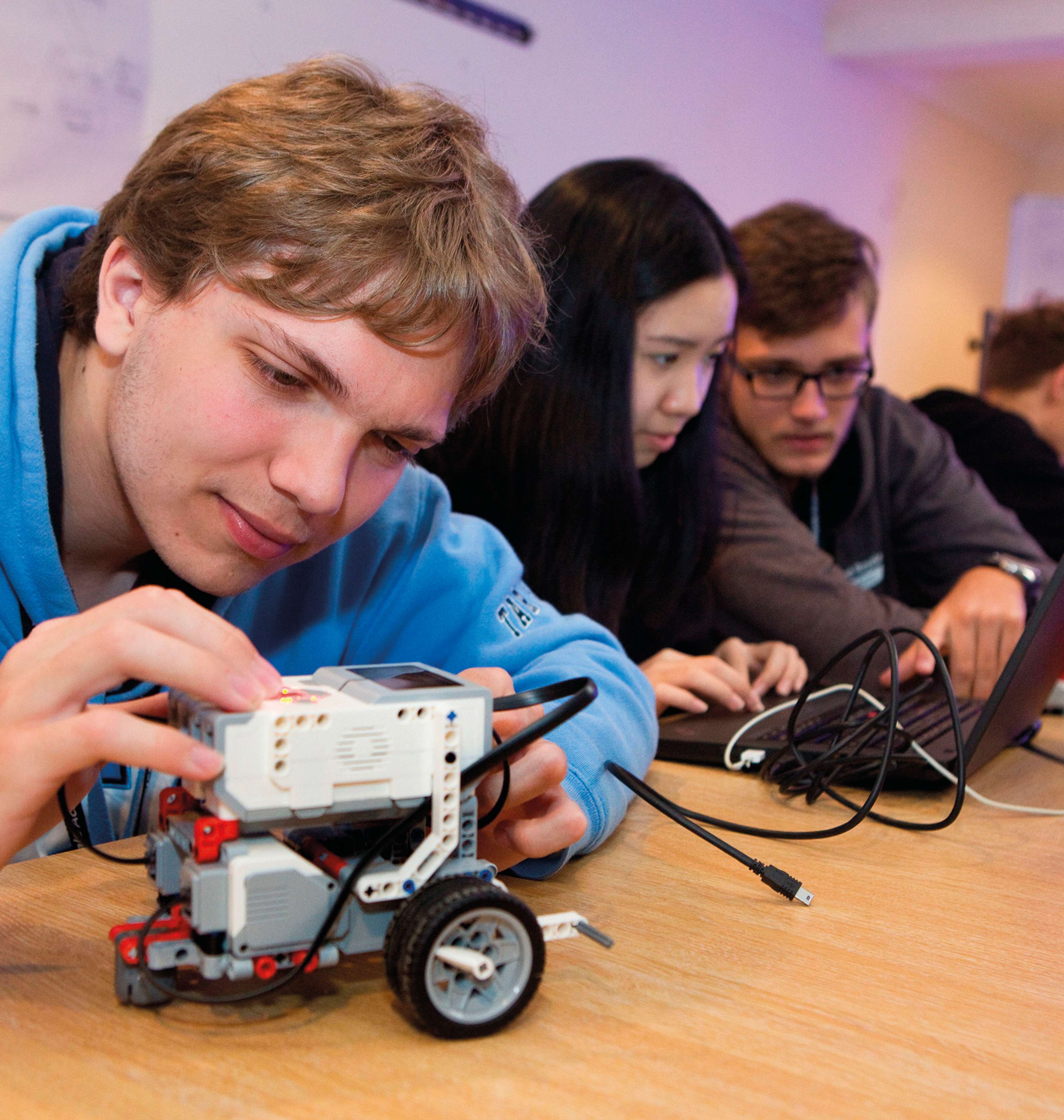 An Oxford Royale student completes an engineering task