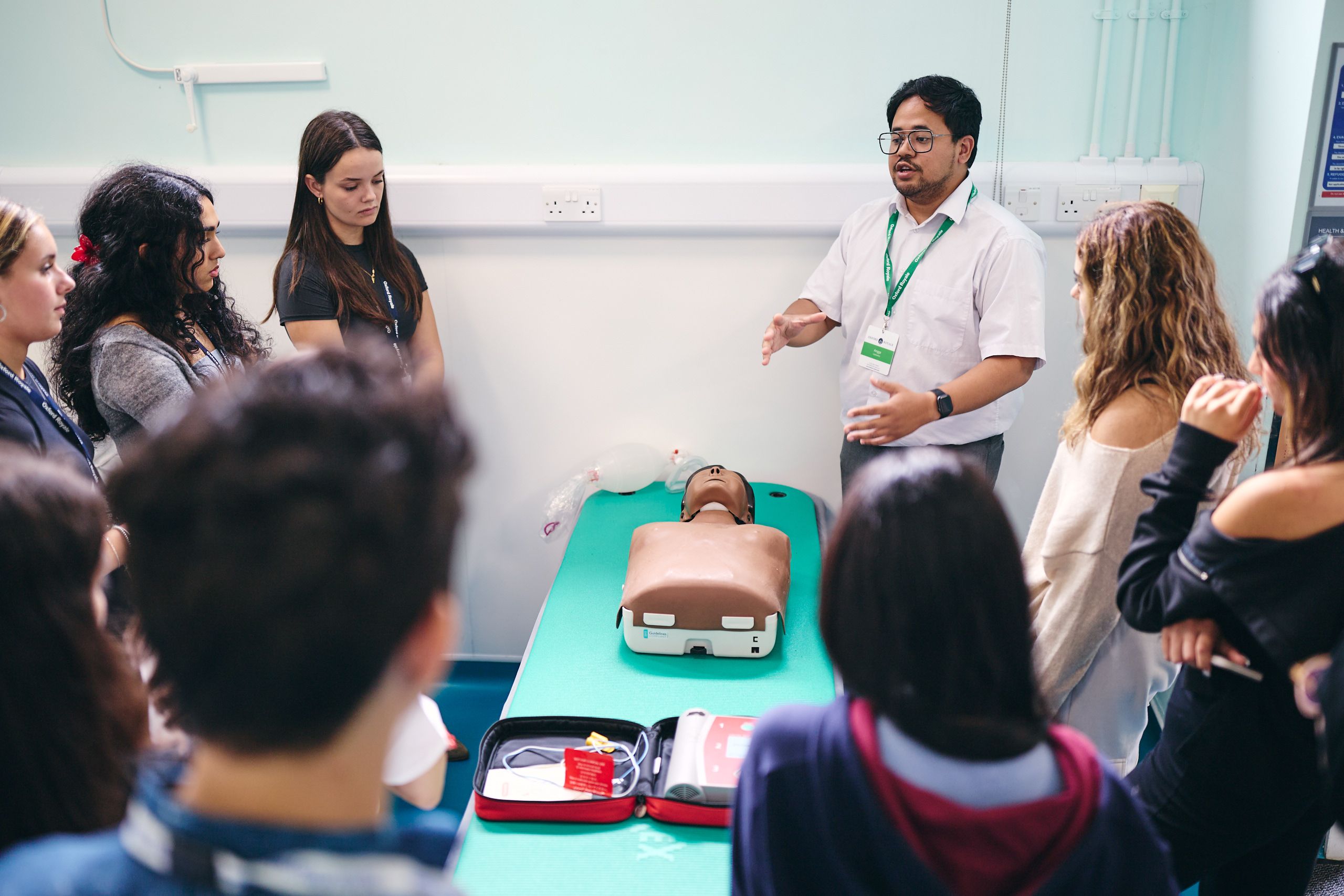 Oxford Royale students take part in a medicine skills lab at Oxford
