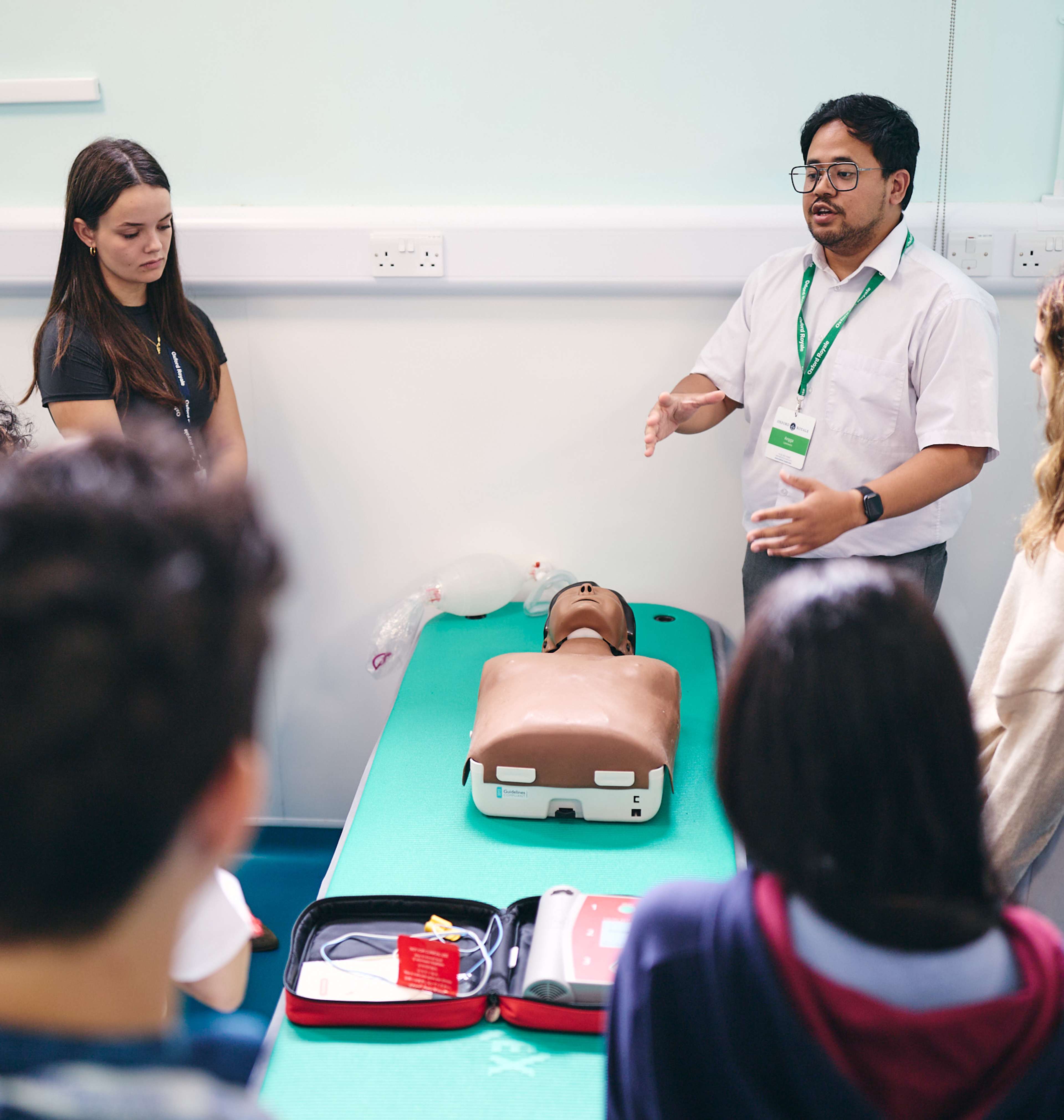 Oxford Royale students take part in a medicine skills lab at Oxford