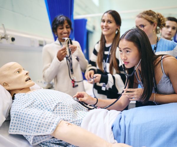 Oxford Royale students take part in a medicine skills lab